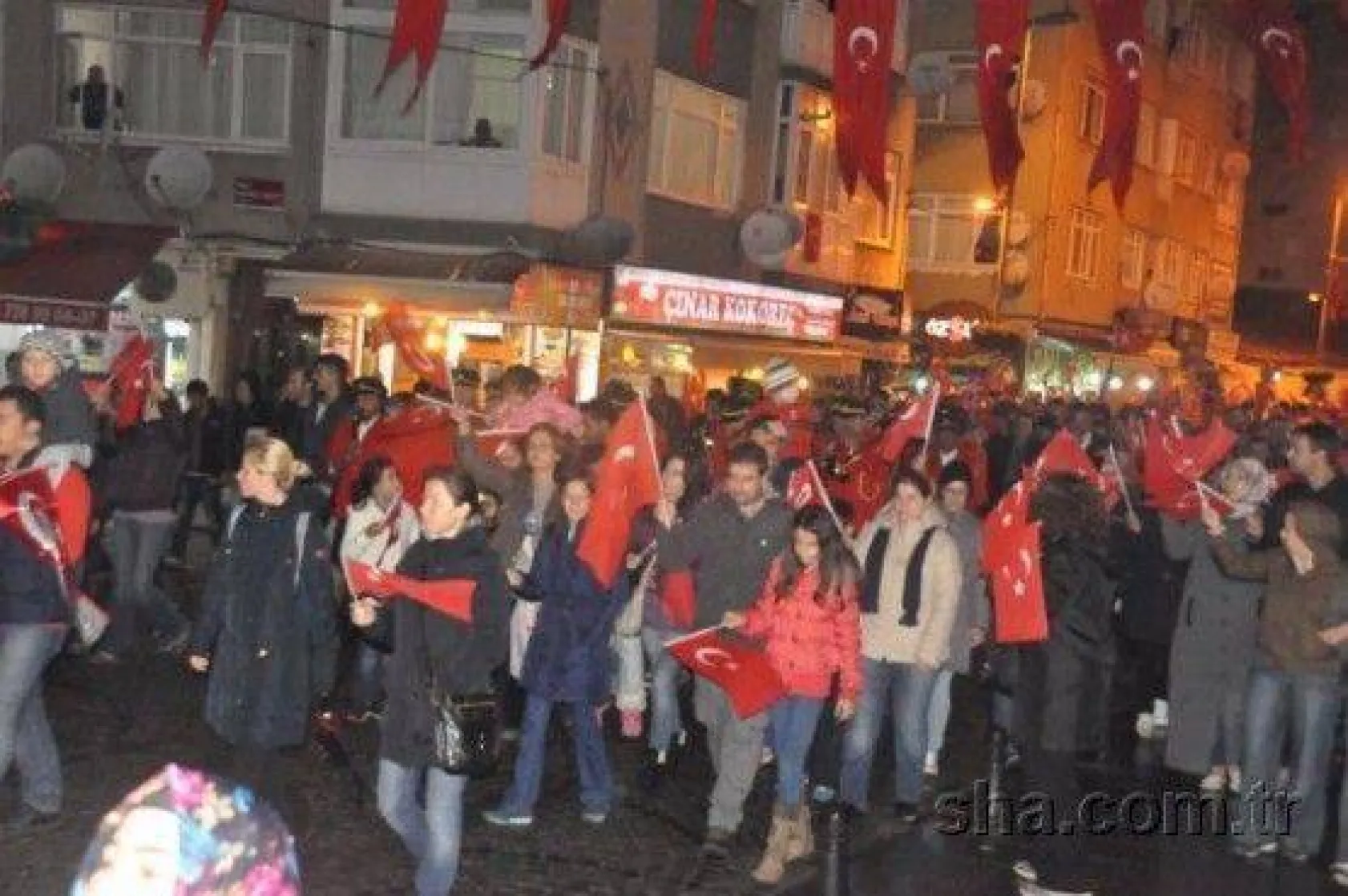 Binlerce kişi Cumhuriyet için yürüdü