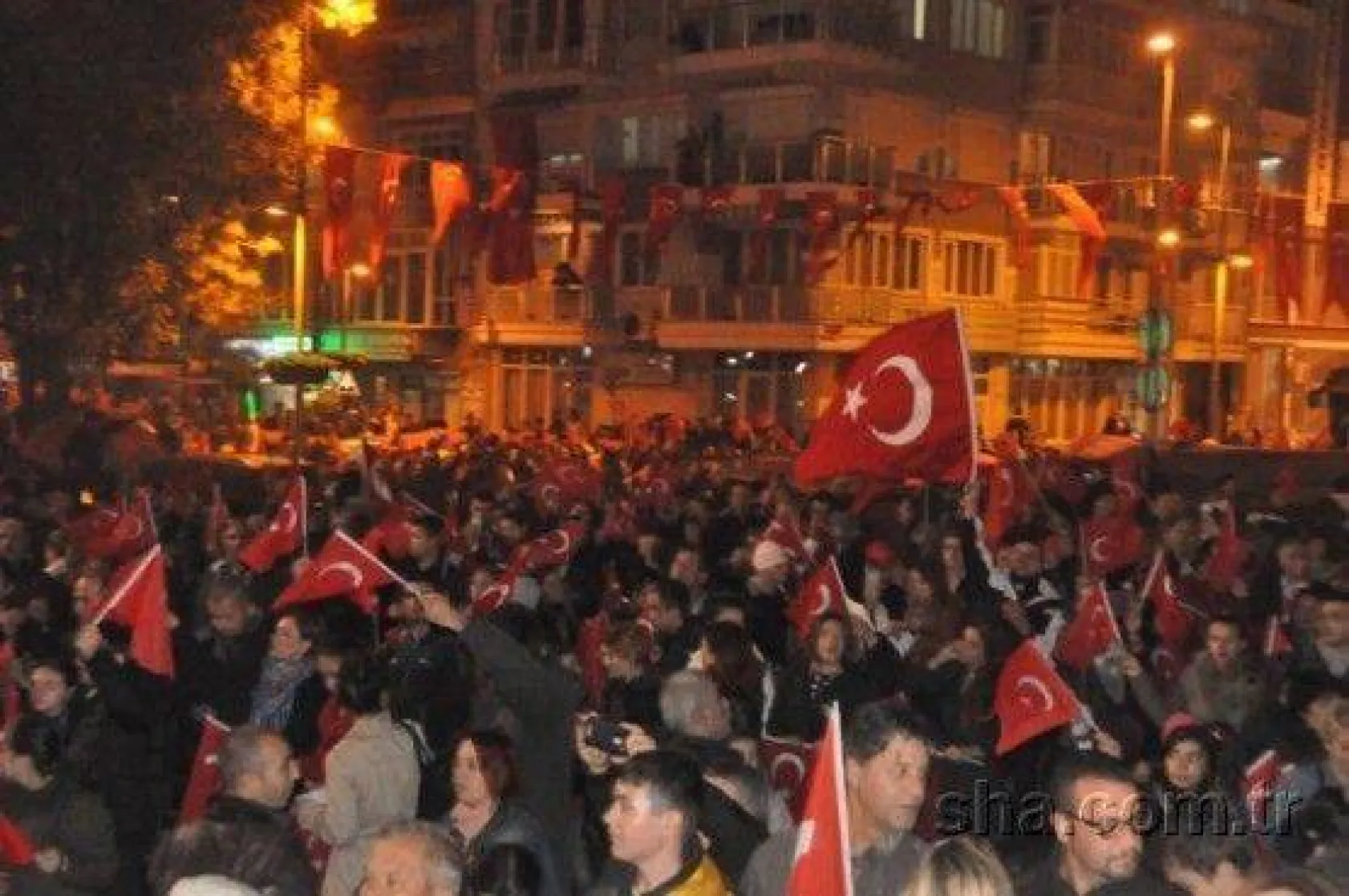 Binlerce kişi Cumhuriyet için yürüdü