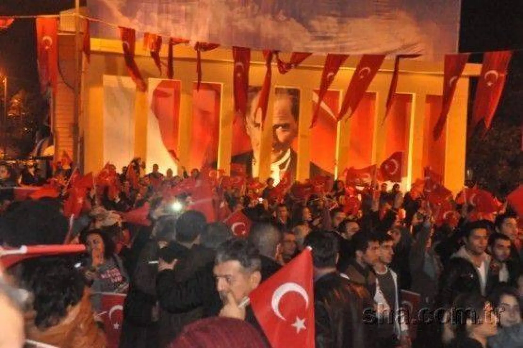 Binlerce kişi Cumhuriyet için yürüdü