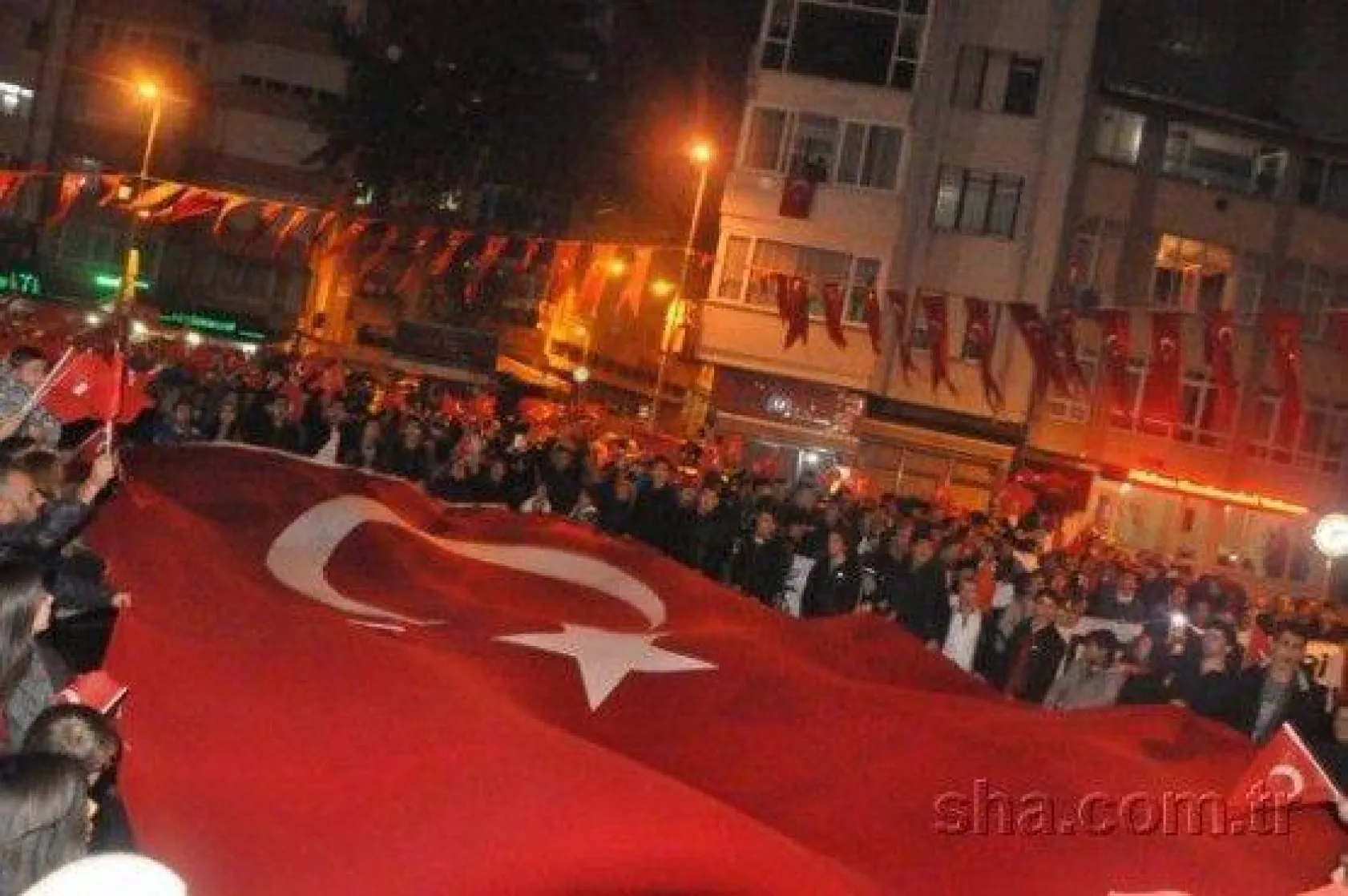 Binlerce kişi Cumhuriyet için yürüdü