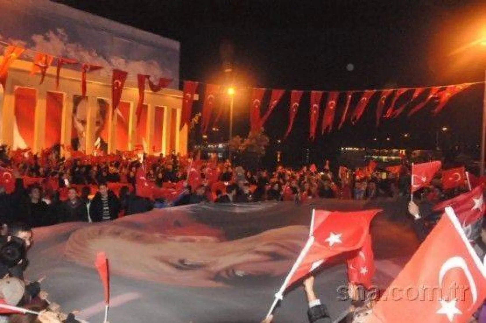 Binlerce kişi Cumhuriyet için yürüdü