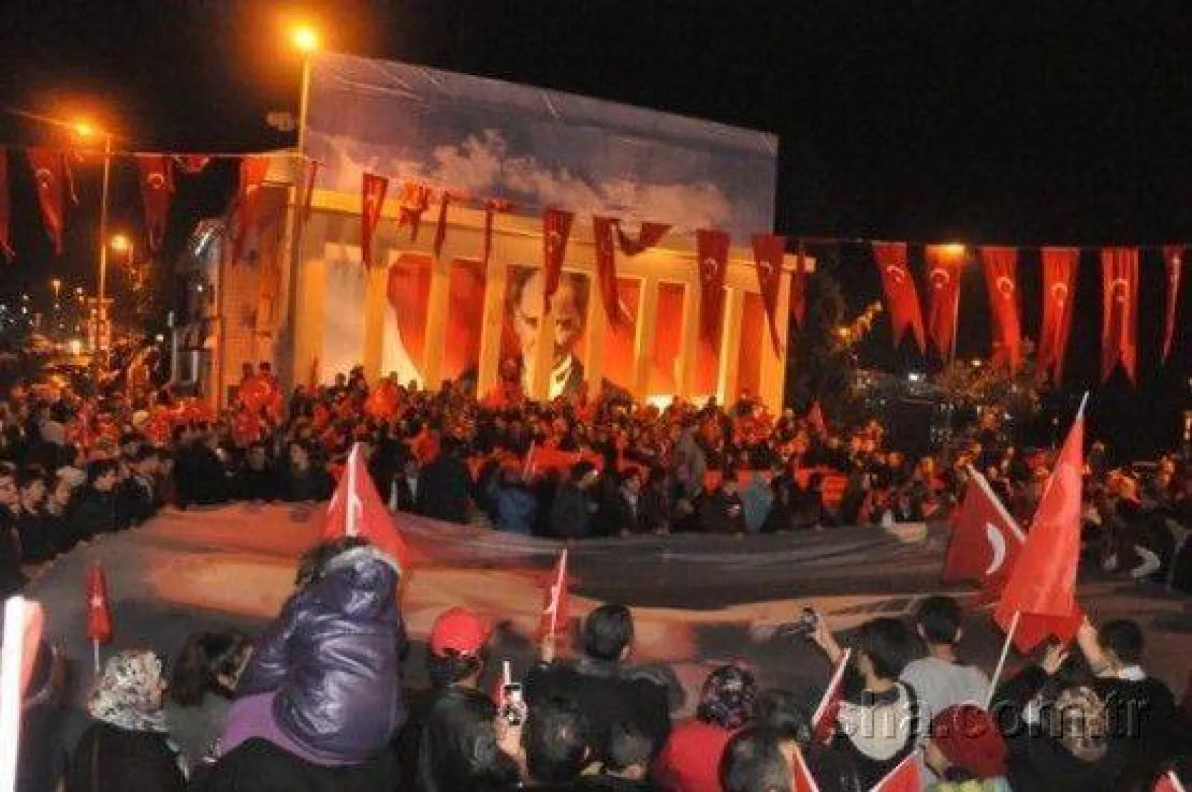 Binlerce kişi Cumhuriyet için yürüdü