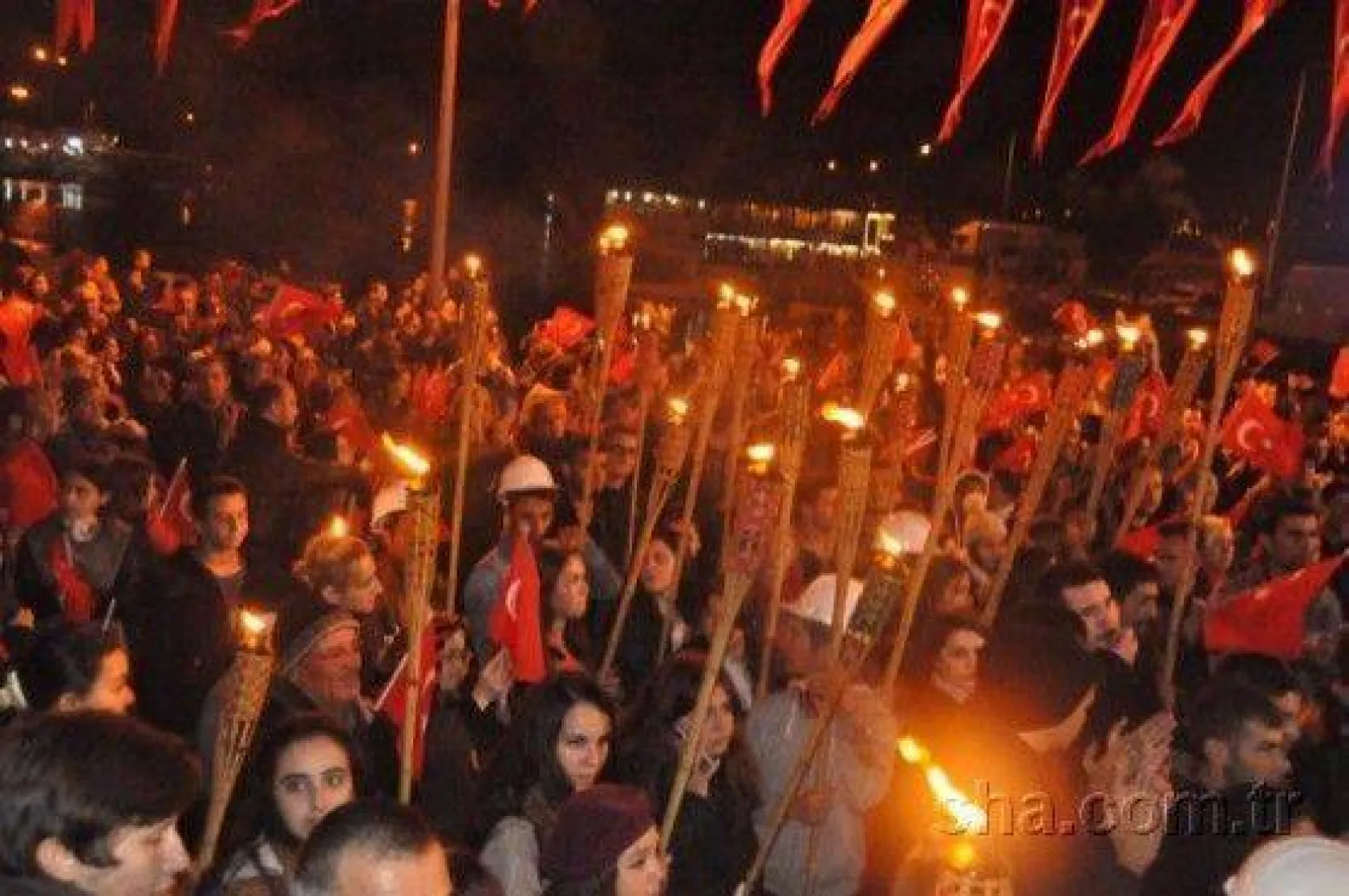 Binlerce kişi Cumhuriyet için yürüdü