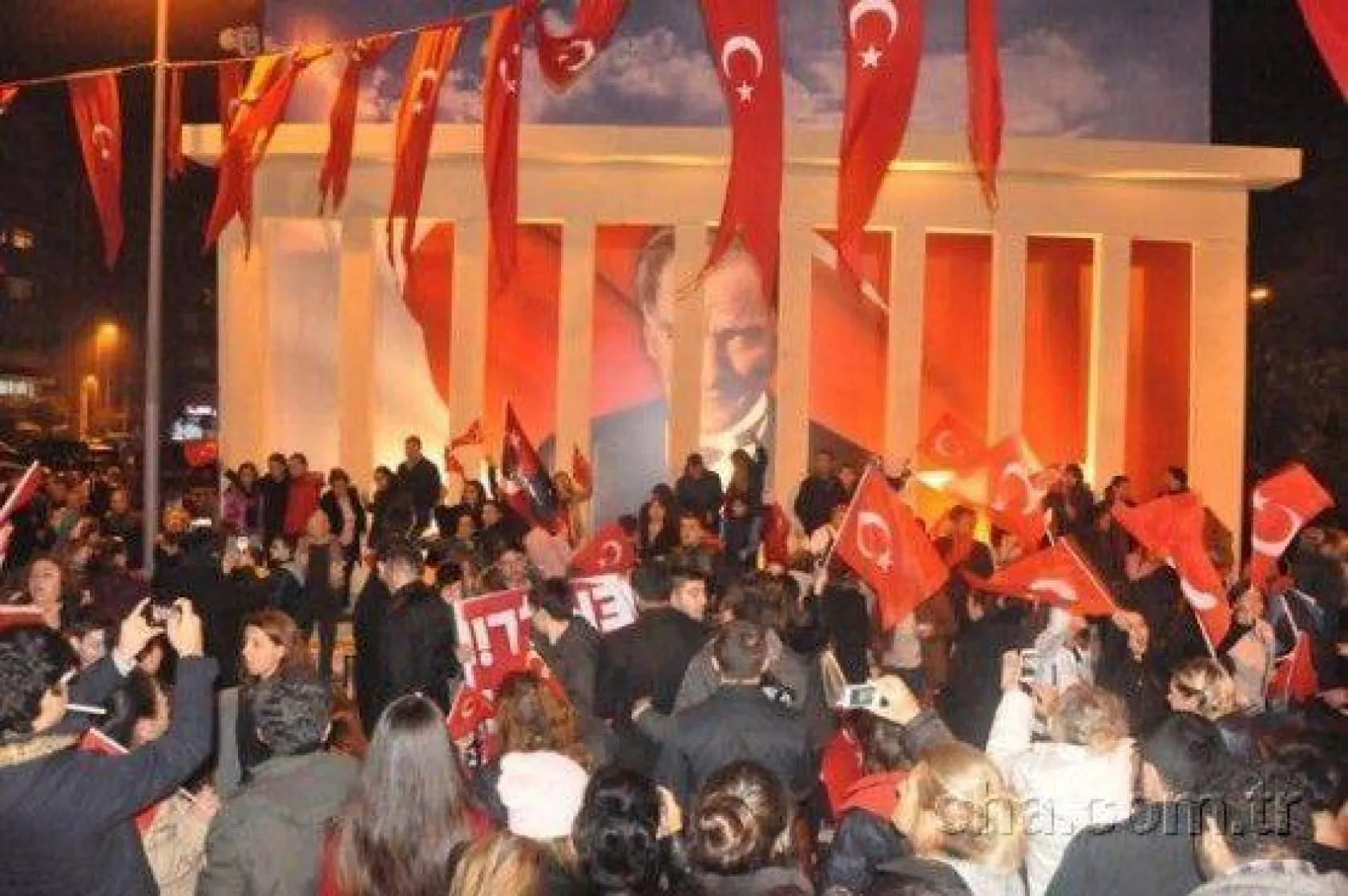 Binlerce kişi Cumhuriyet için yürüdü