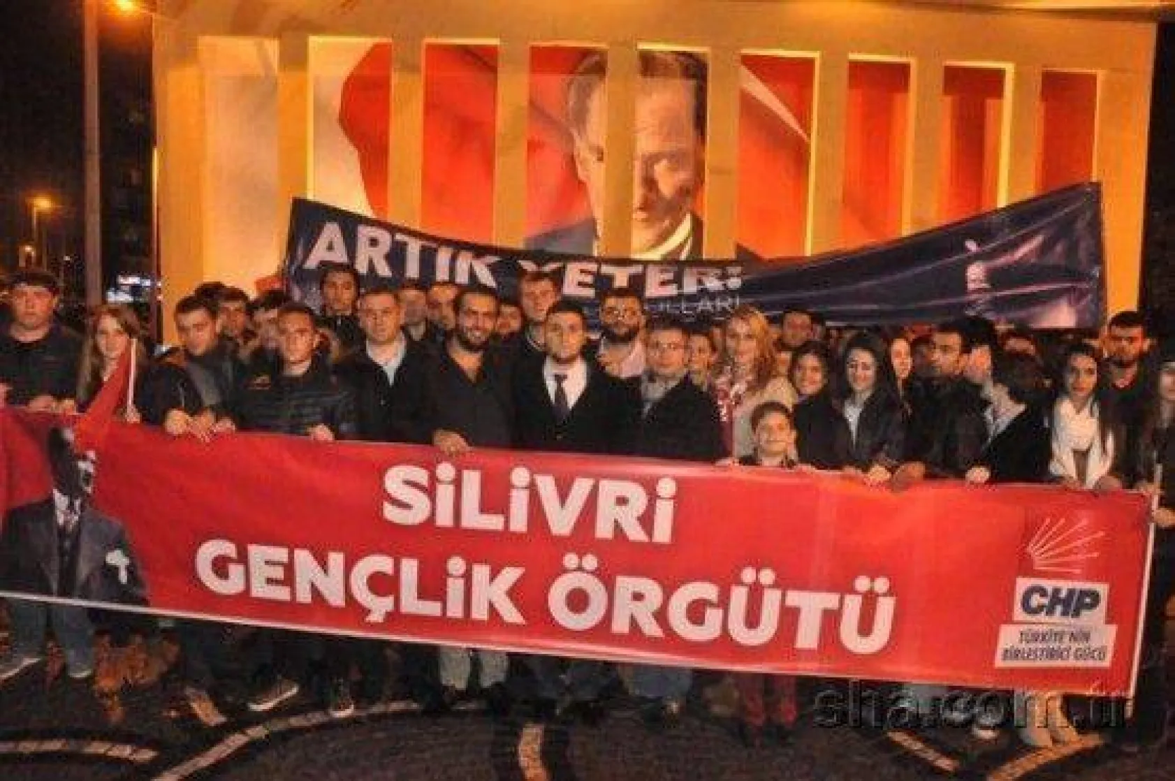 Binlerce kişi Cumhuriyet için yürüdü