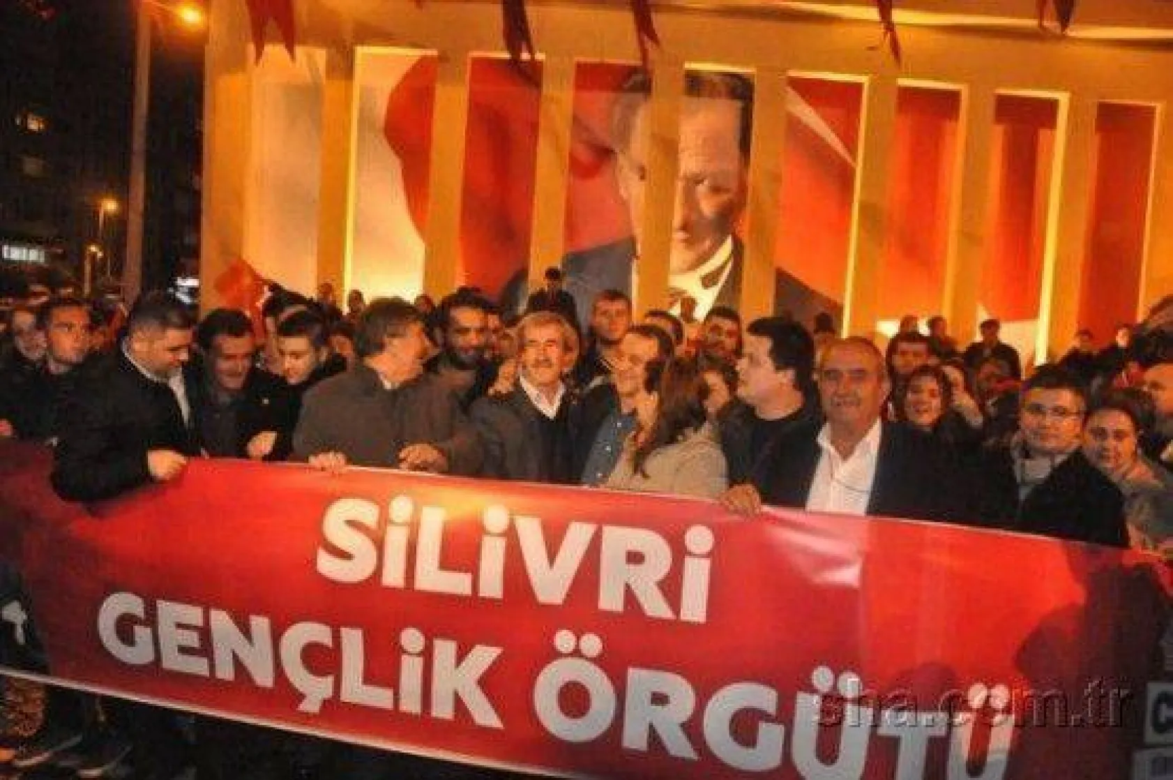 Binlerce kişi Cumhuriyet için yürüdü