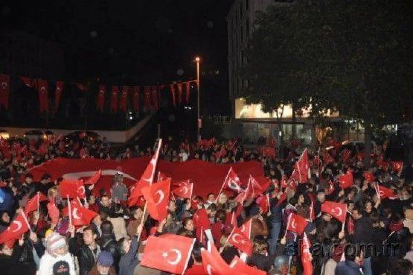 Binlerce kişi Cumhuriyet için yürüdü