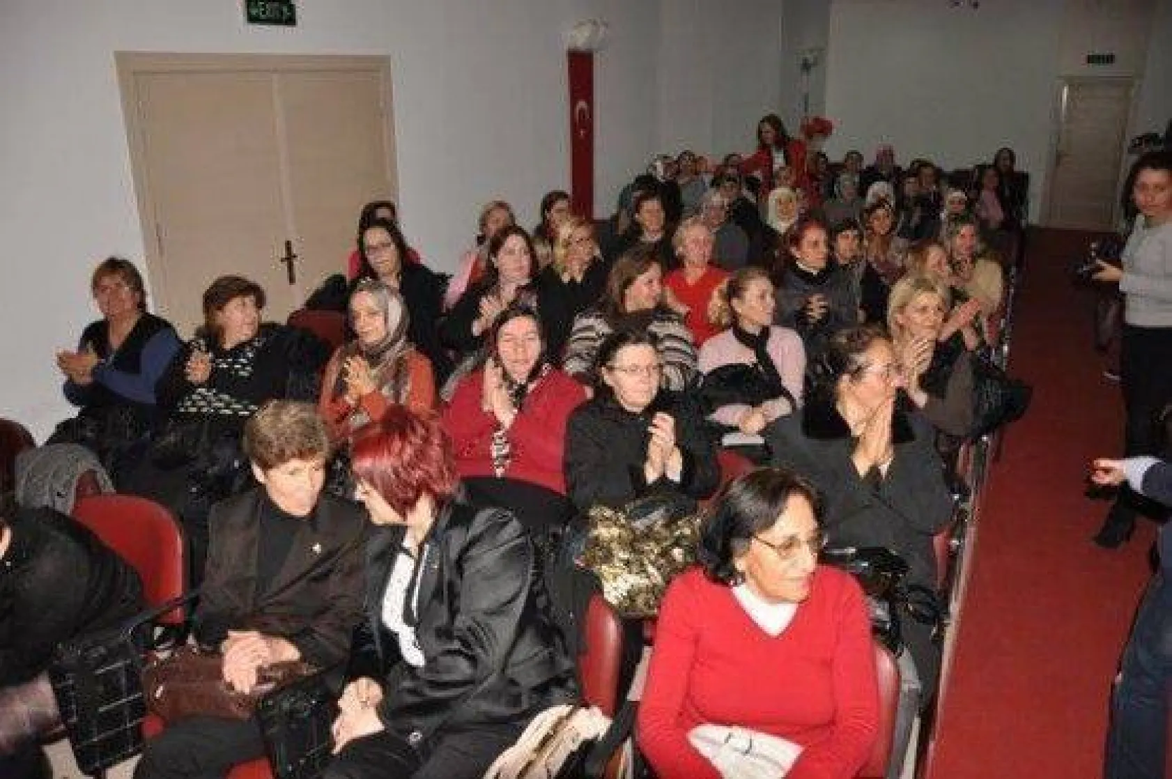 Silivrili Kadınlar Şiddete Karşı Dans Etti