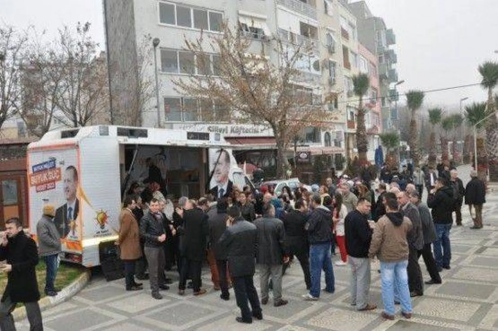 Ak Parti'den Tam Kadro Kandil Tebriği