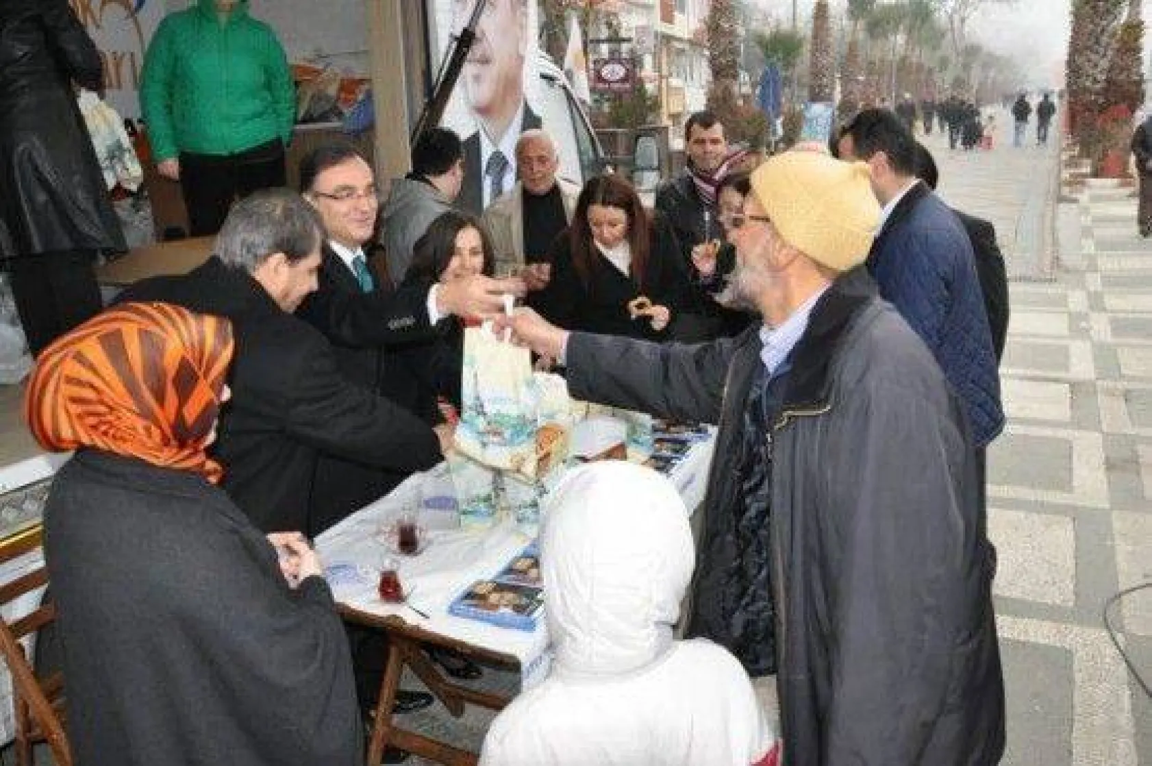 Ak Parti'den Tam Kadro Kandil Tebriği