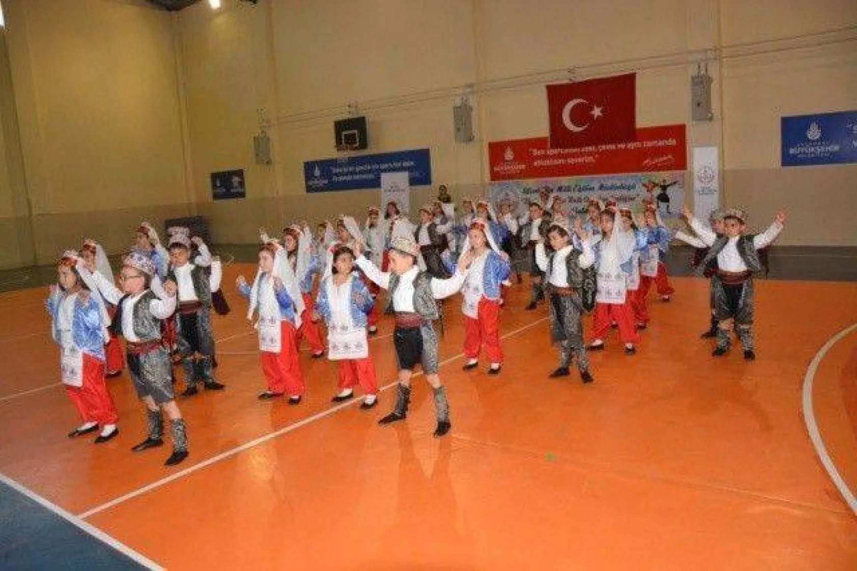 İlkokullar arası Halk Oyunları Şenliği düzenlendi