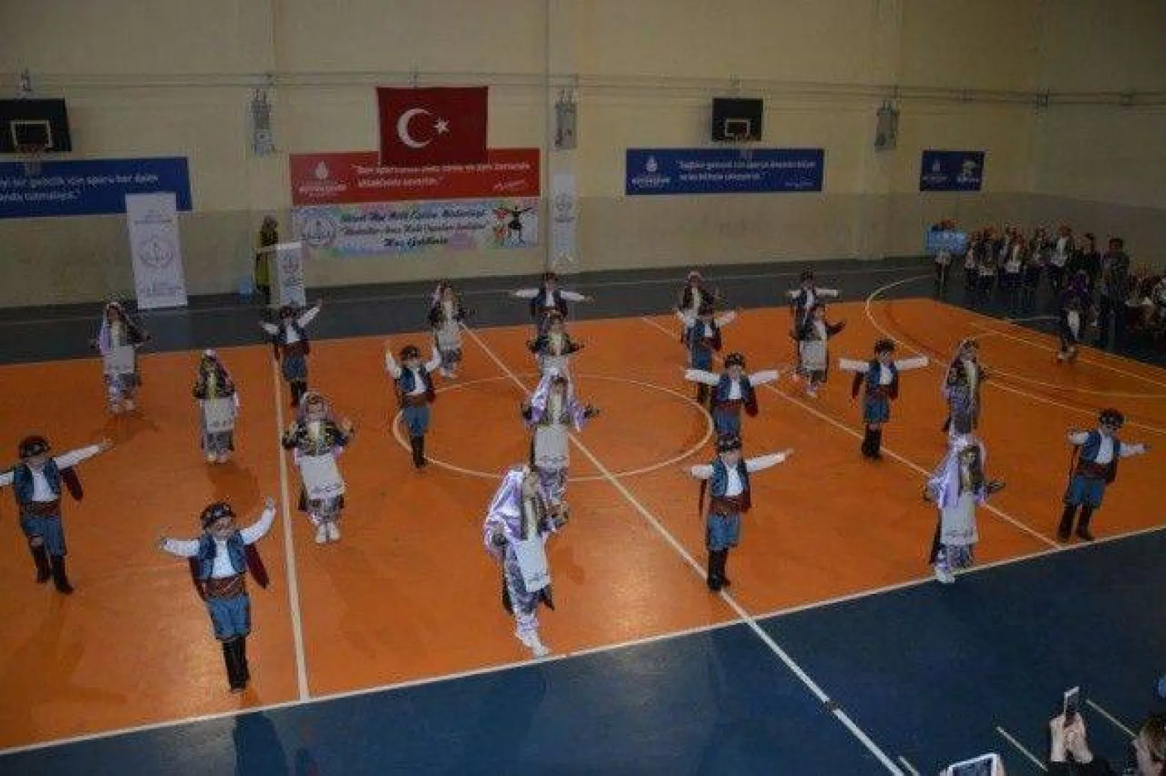 İlkokullar arası Halk Oyunları Şenliği düzenlendi