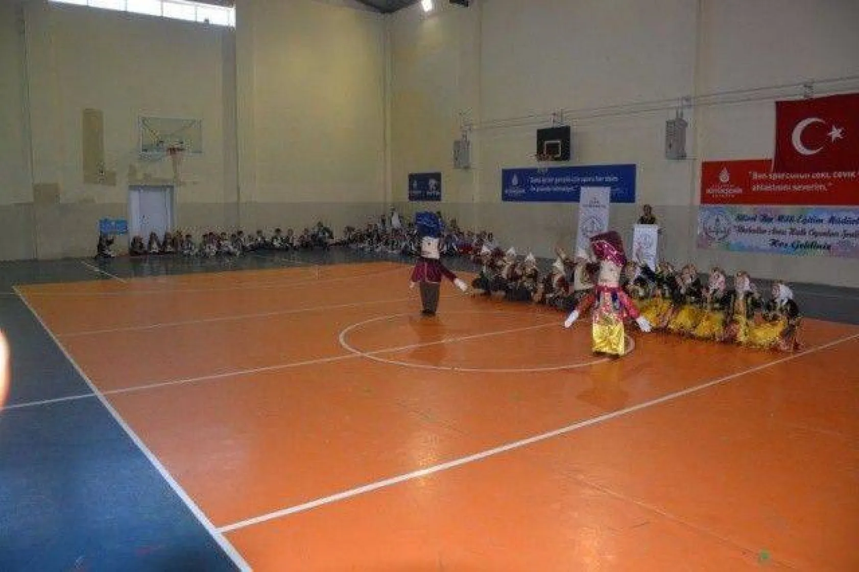 İlkokullar arası Halk Oyunları Şenliği düzenlendi