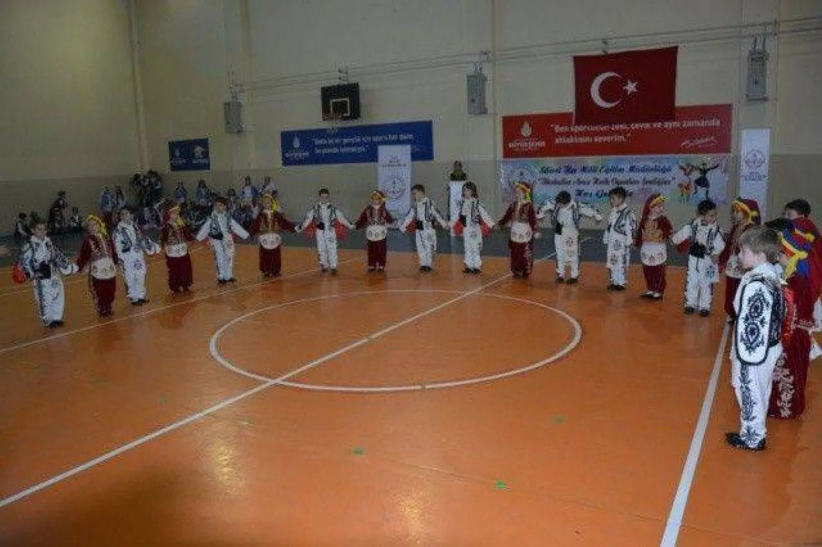 İlkokullar arası Halk Oyunları Şenliği düzenlendi