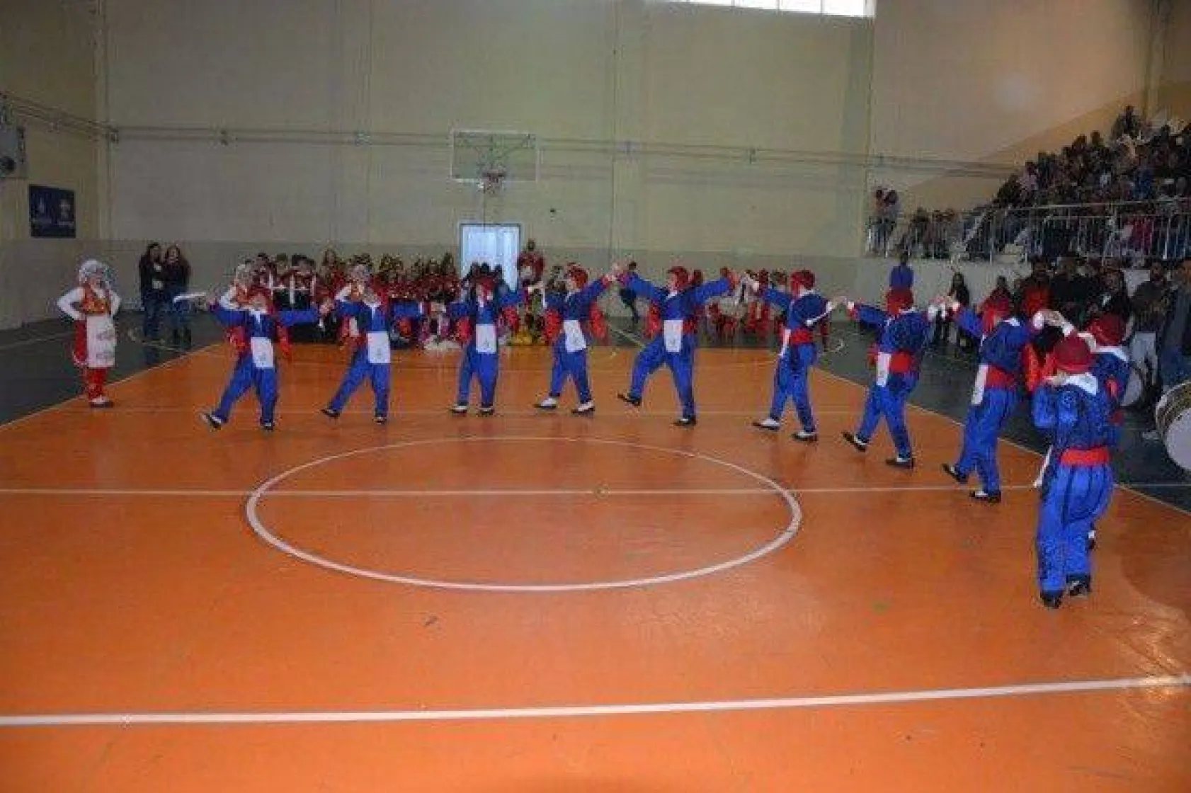 İlkokullar arası Halk Oyunları Şenliği düzenlendi