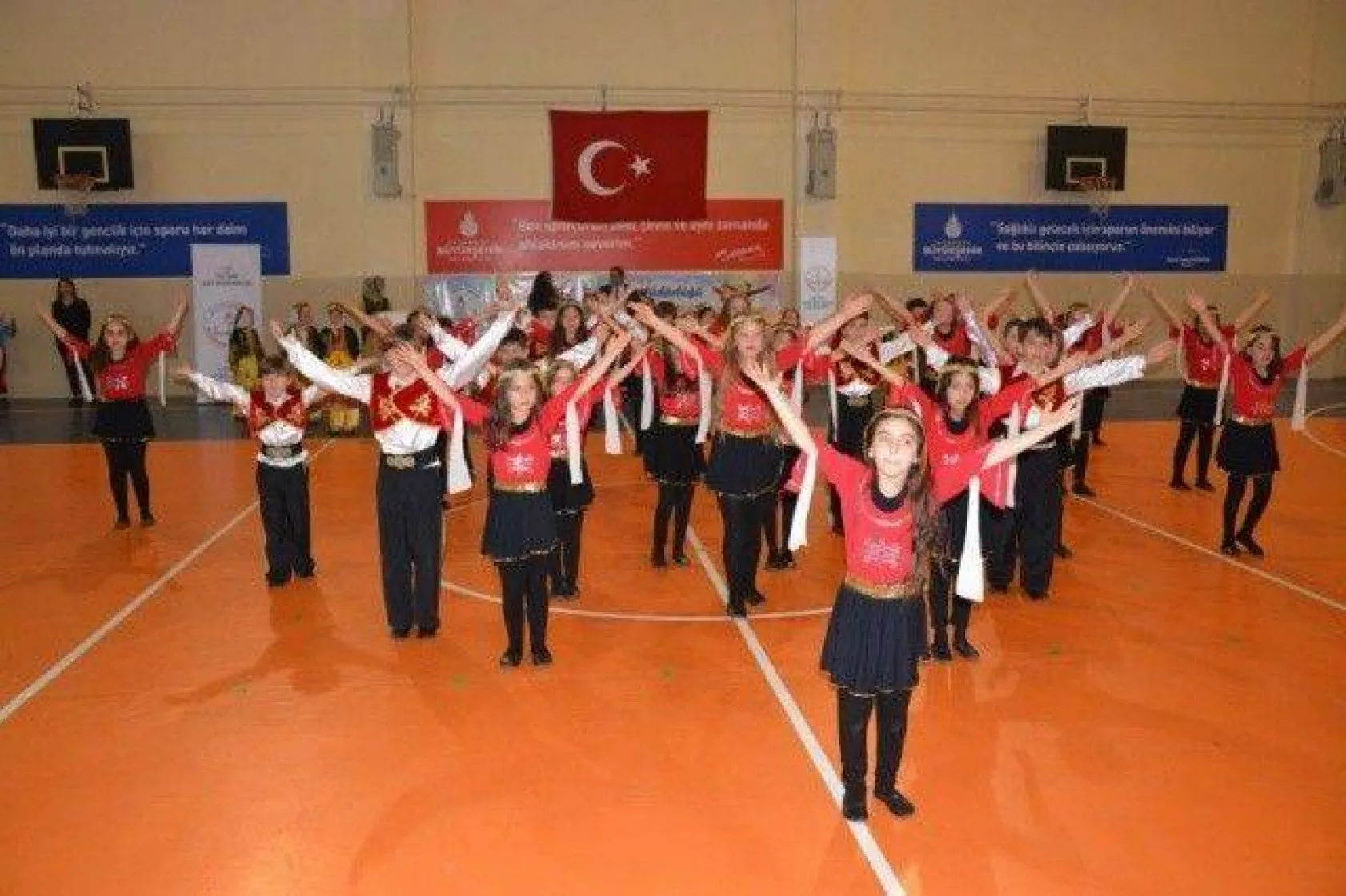 İlkokullar arası Halk Oyunları Şenliği düzenlendi