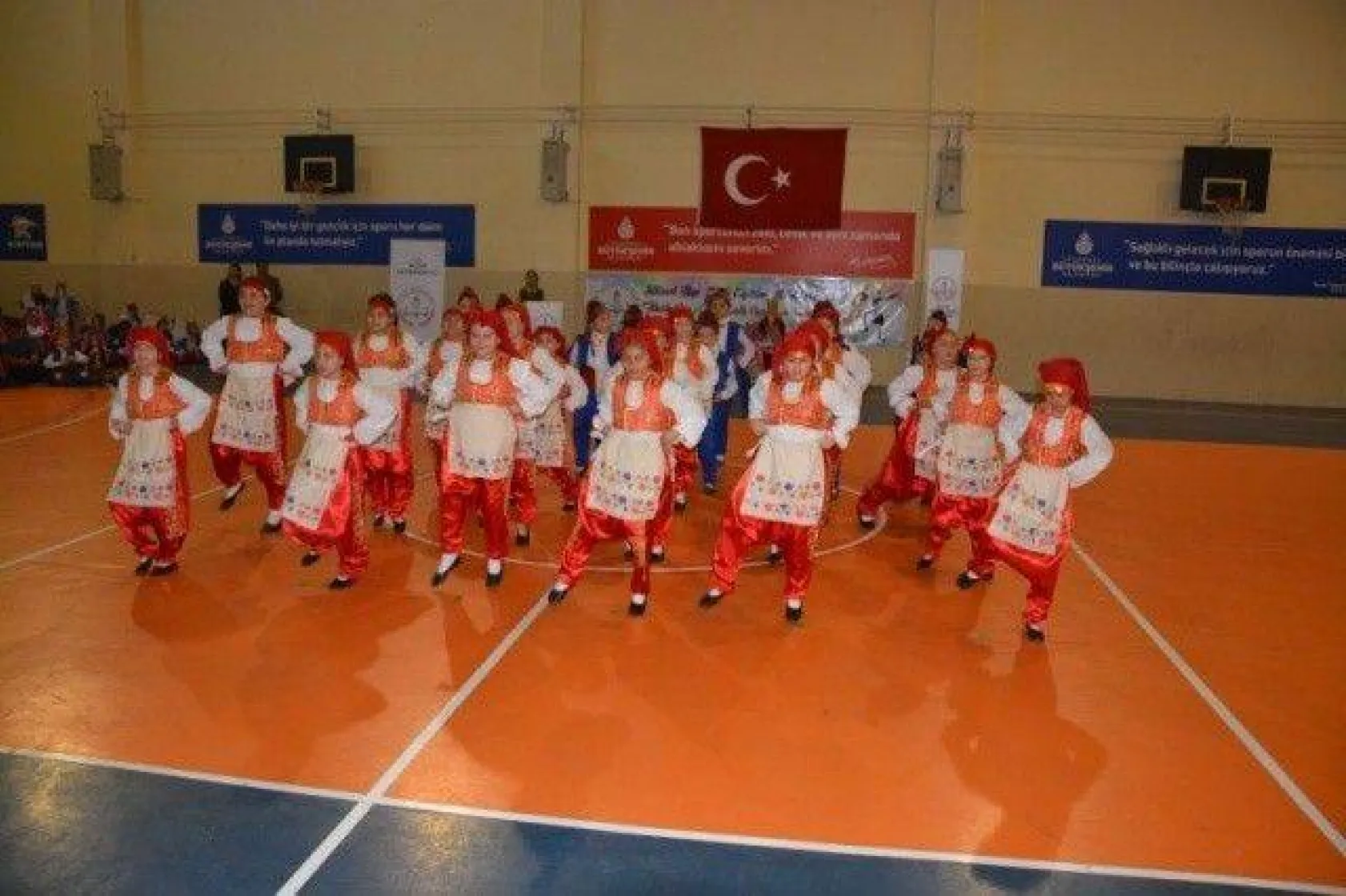 İlkokullar arası Halk Oyunları Şenliği düzenlendi