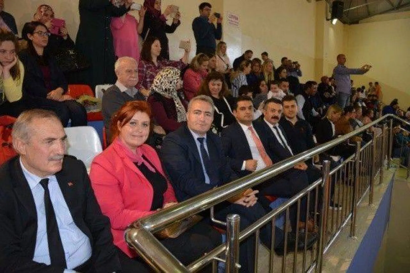 İlkokullar arası Halk Oyunları Şenliği düzenlendi