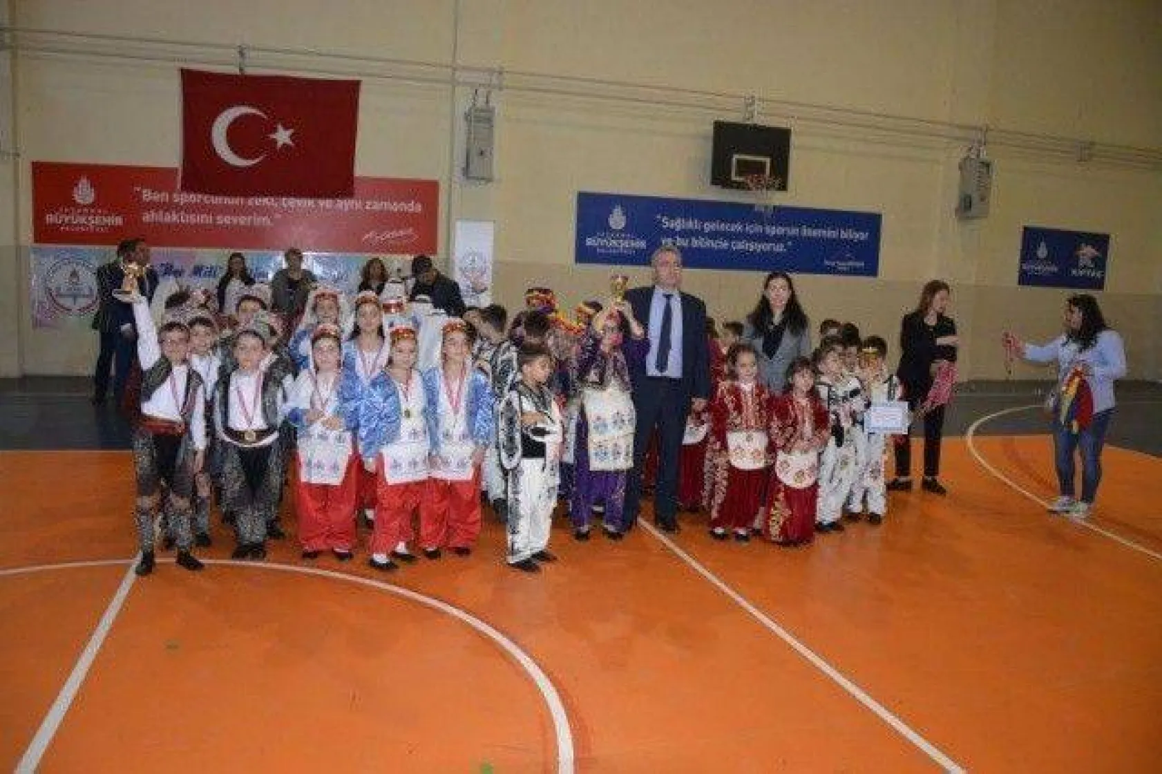 İlkokullar arası Halk Oyunları Şenliği düzenlendi