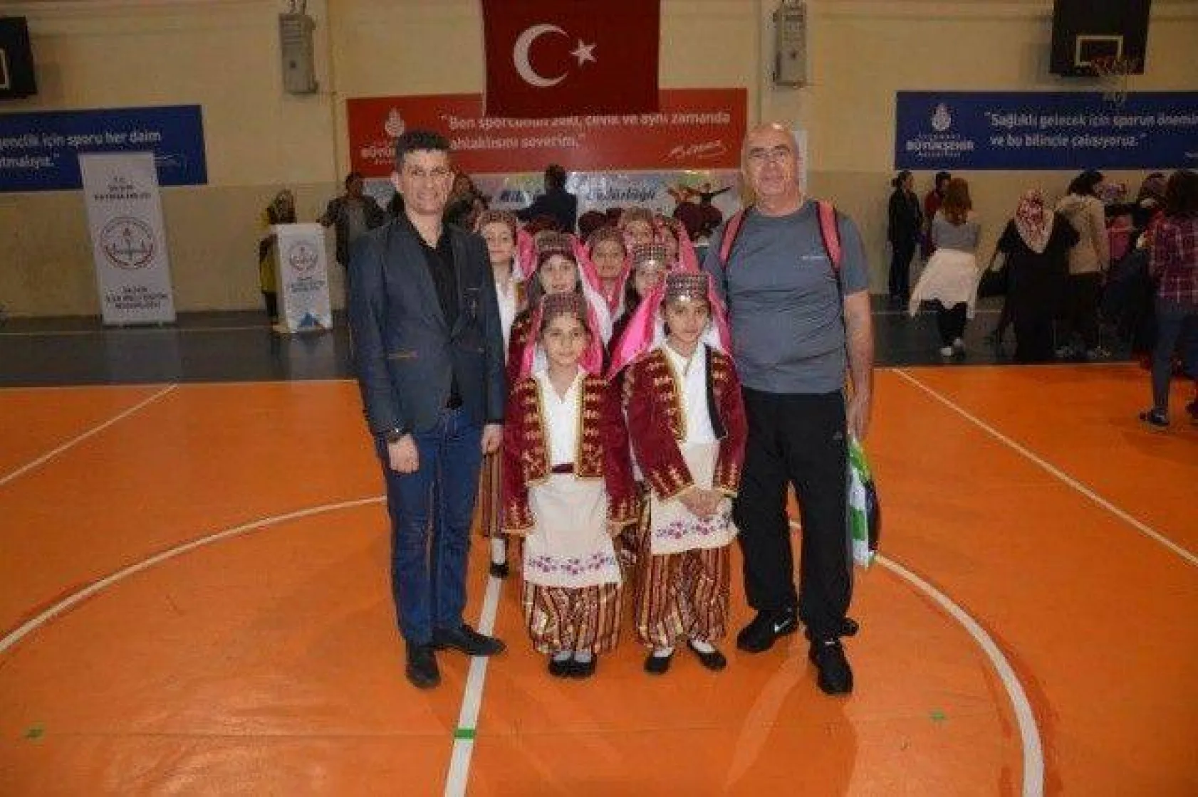 İlkokullar arası Halk Oyunları Şenliği düzenlendi