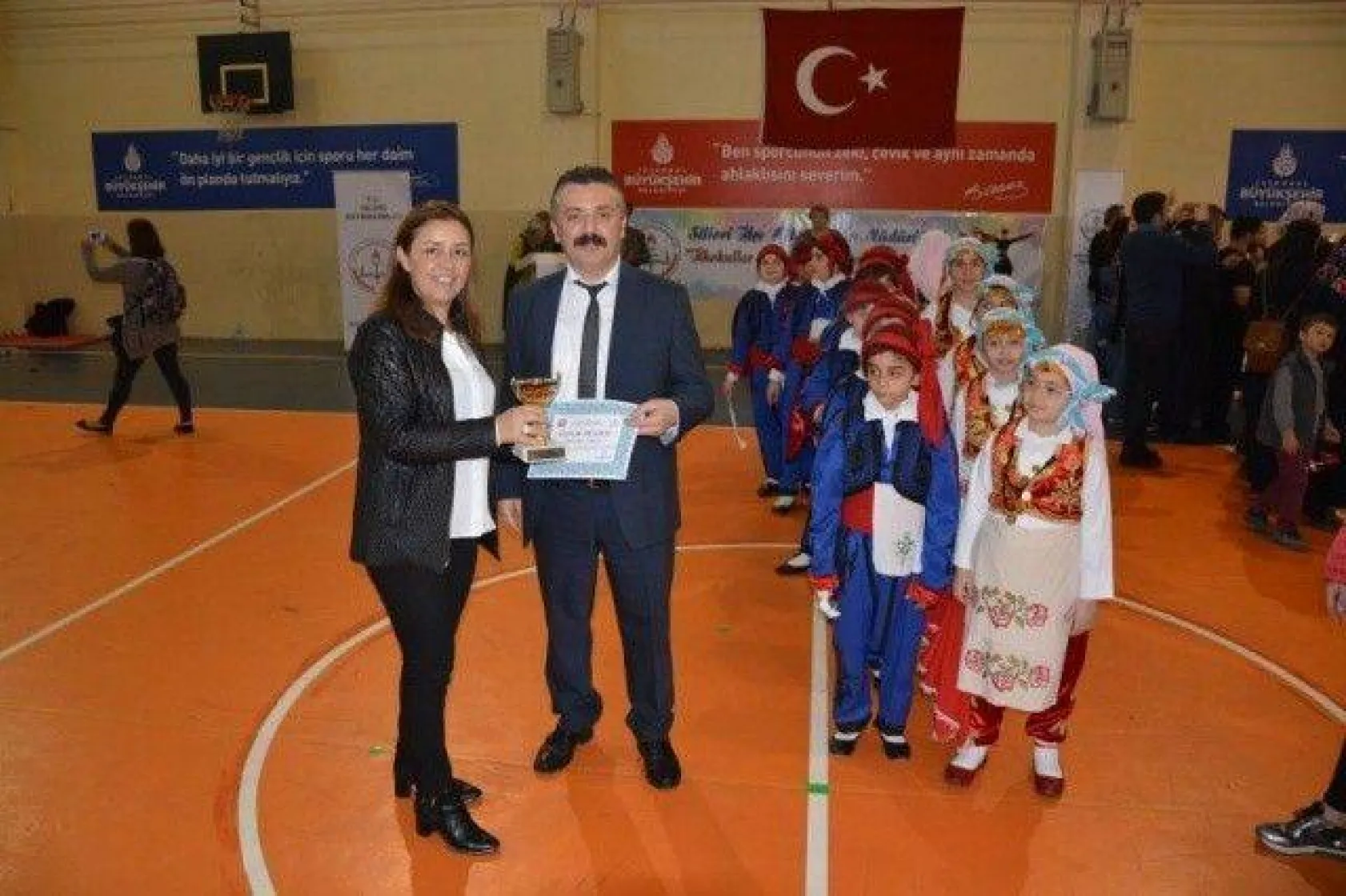 İlkokullar arası Halk Oyunları Şenliği düzenlendi