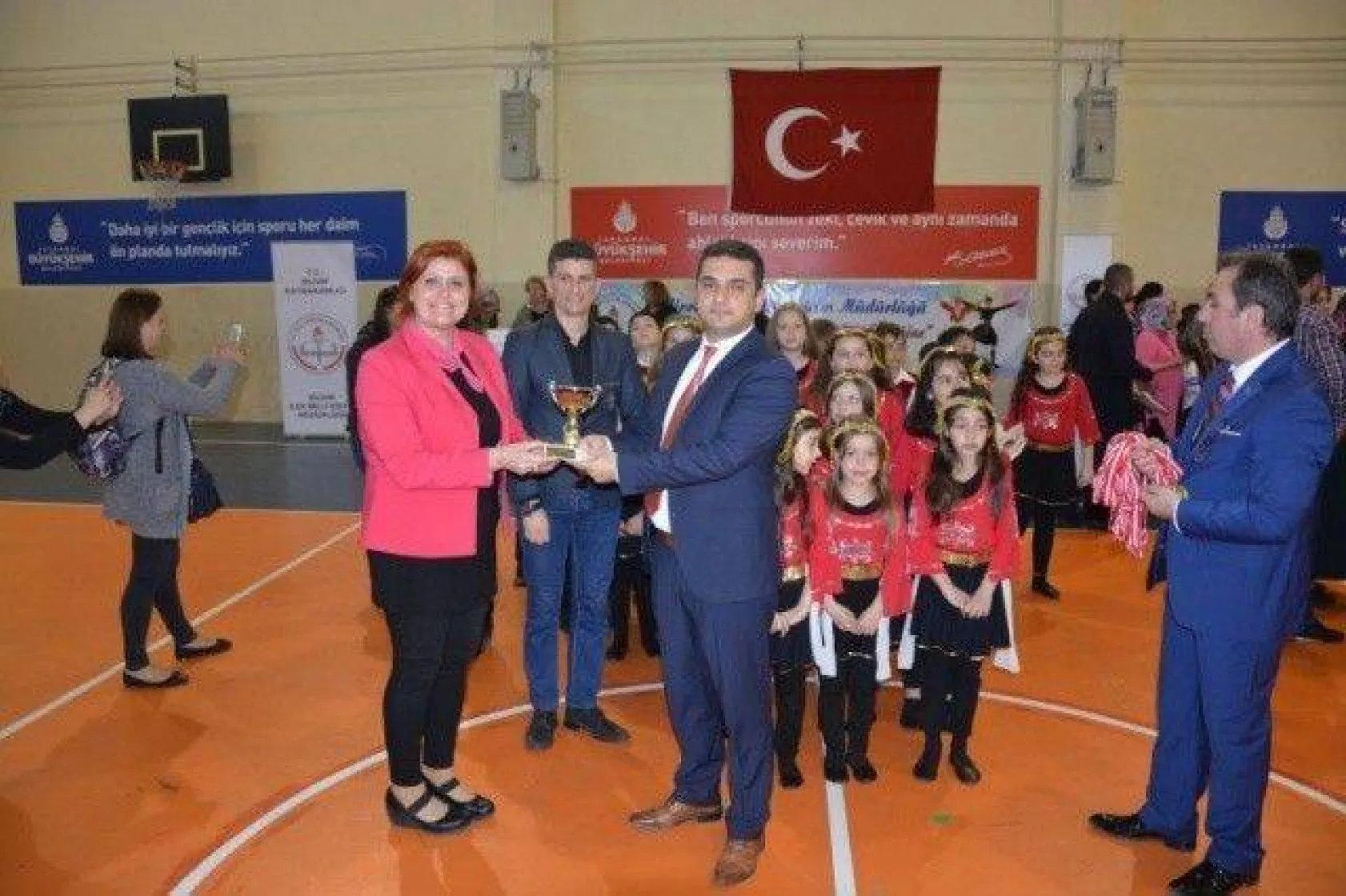 İlkokullar arası Halk Oyunları Şenliği düzenlendi