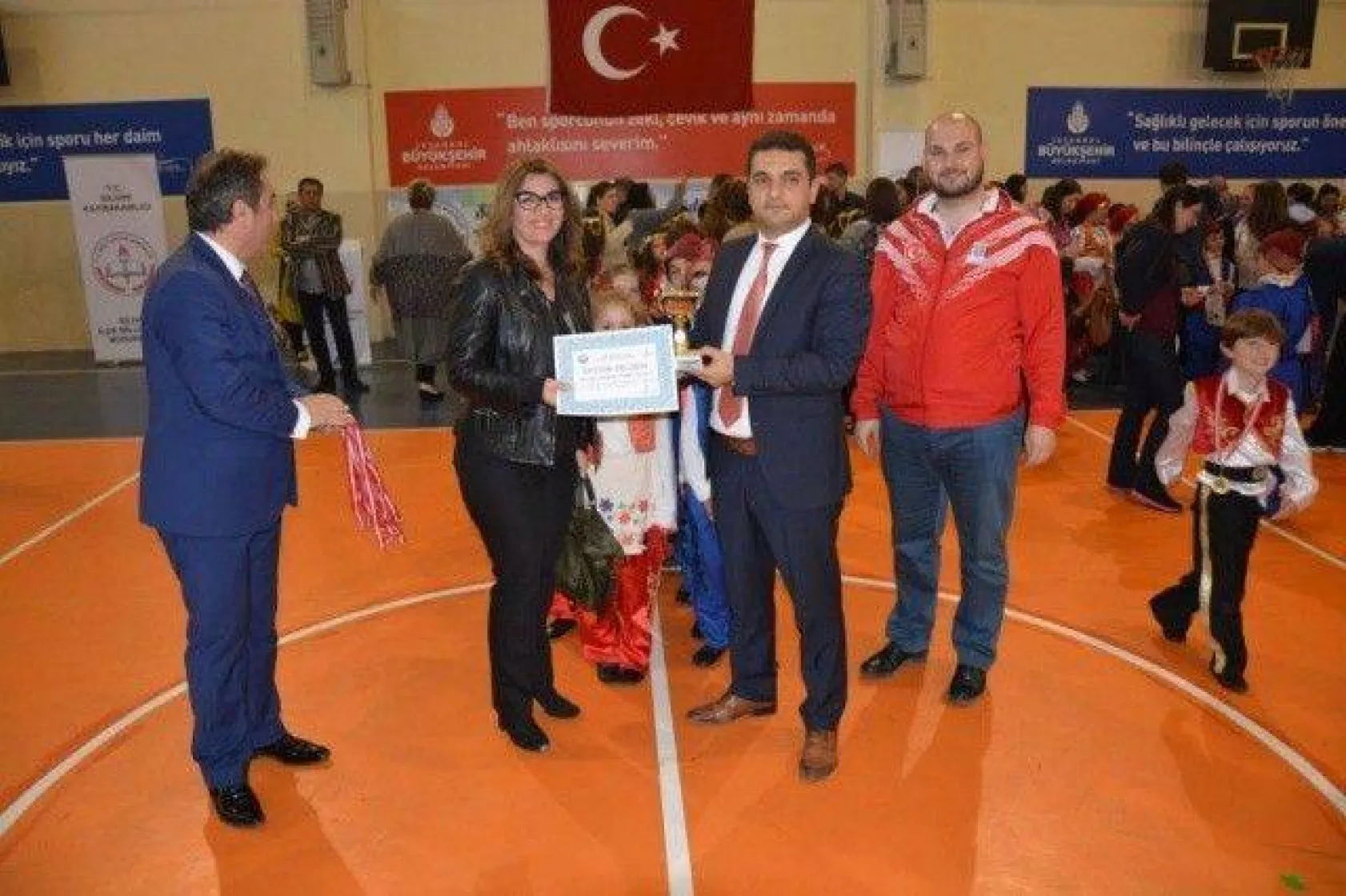 İlkokullar arası Halk Oyunları Şenliği düzenlendi