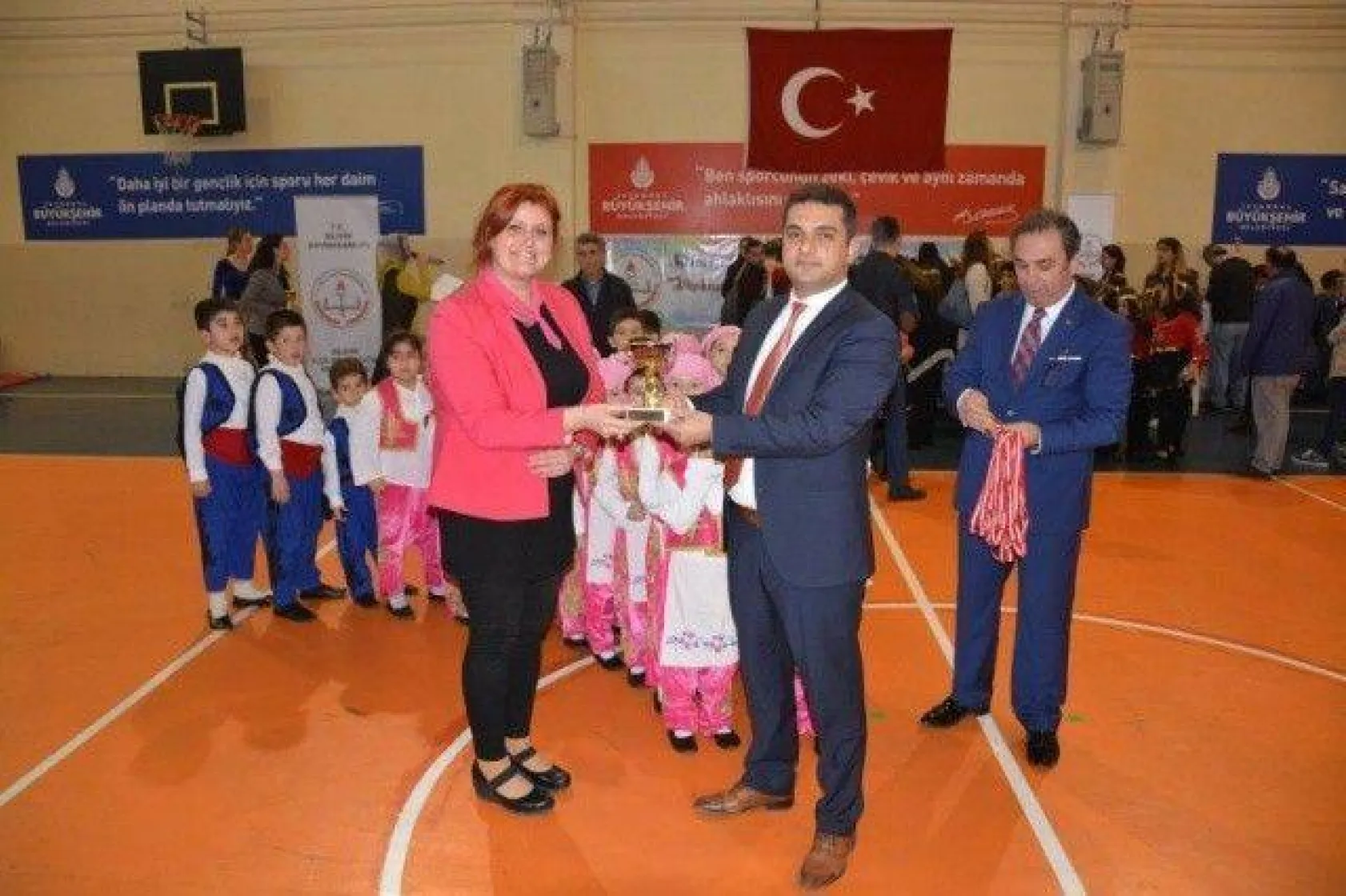 İlkokullar arası Halk Oyunları Şenliği düzenlendi