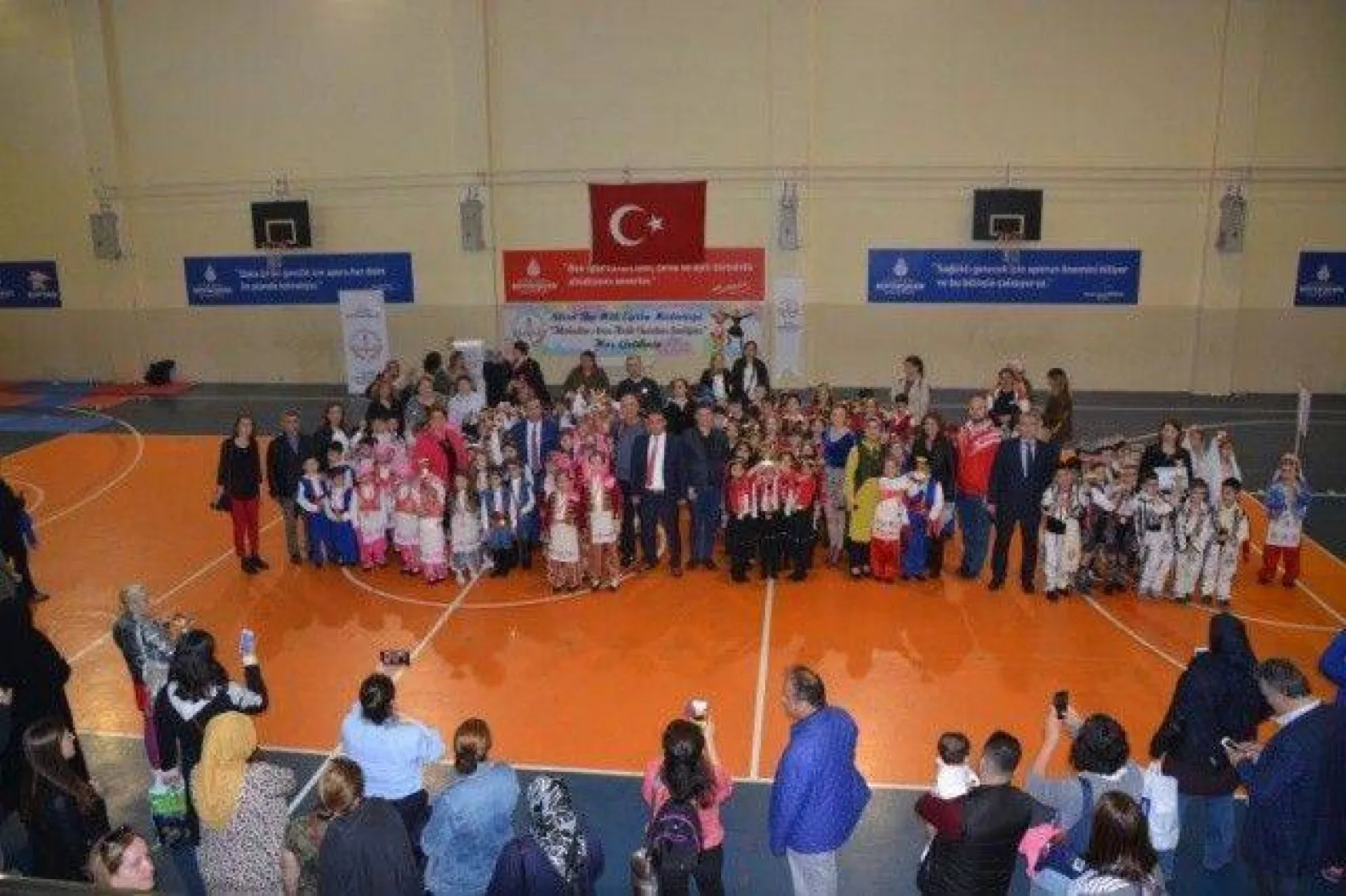 İlkokullar arası Halk Oyunları Şenliği düzenlendi