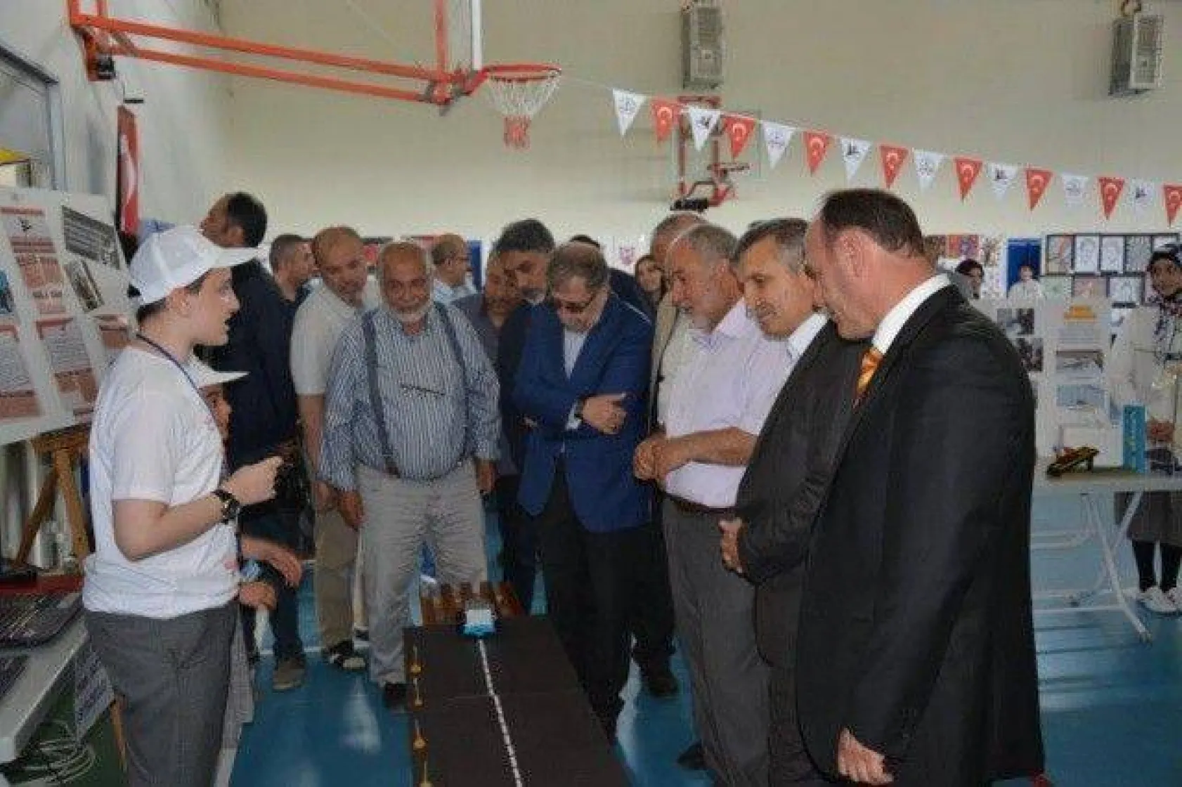 İmam Hatip Ortaokulu'nda TÜBİTAK 4006 Bilim Fuarının açılışı yapıldı.