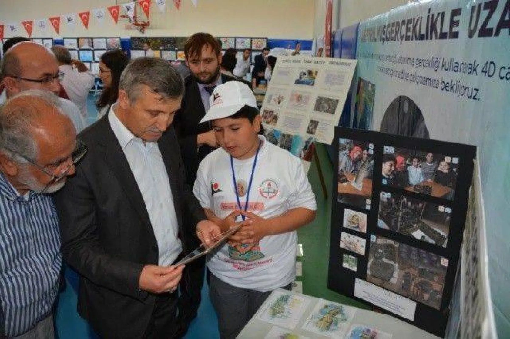 İmam Hatip Ortaokulu'nda TÜBİTAK 4006 Bilim Fuarının açılışı yapıldı.