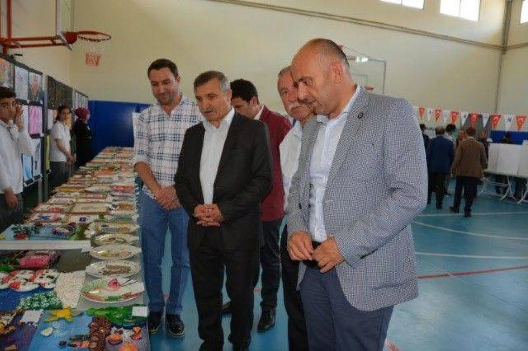 İmam Hatip Ortaokulu'nda TÜBİTAK 4006 Bilim Fuarının açılışı yapıldı.