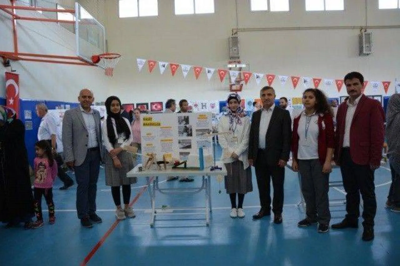 İmam Hatip Ortaokulu'nda TÜBİTAK 4006 Bilim Fuarının açılışı yapıldı.