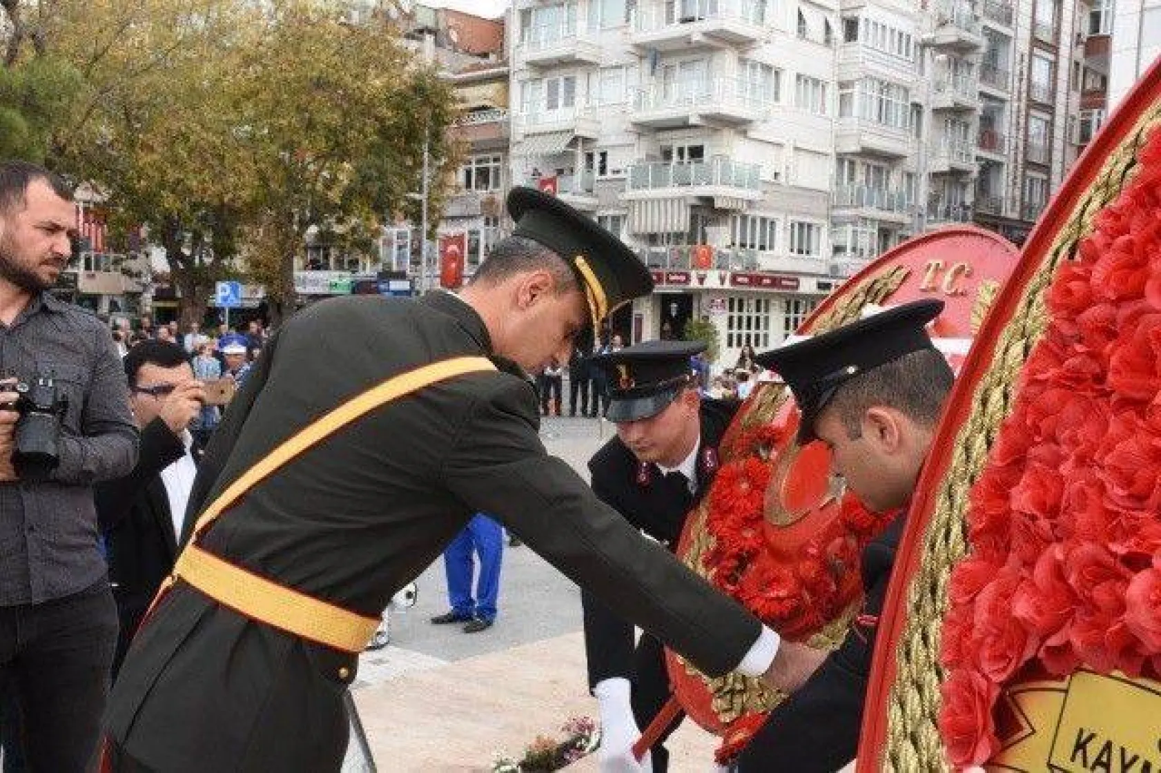 29 Ekim Coşkusu Çelenk Sunma Töreni ile Başladı