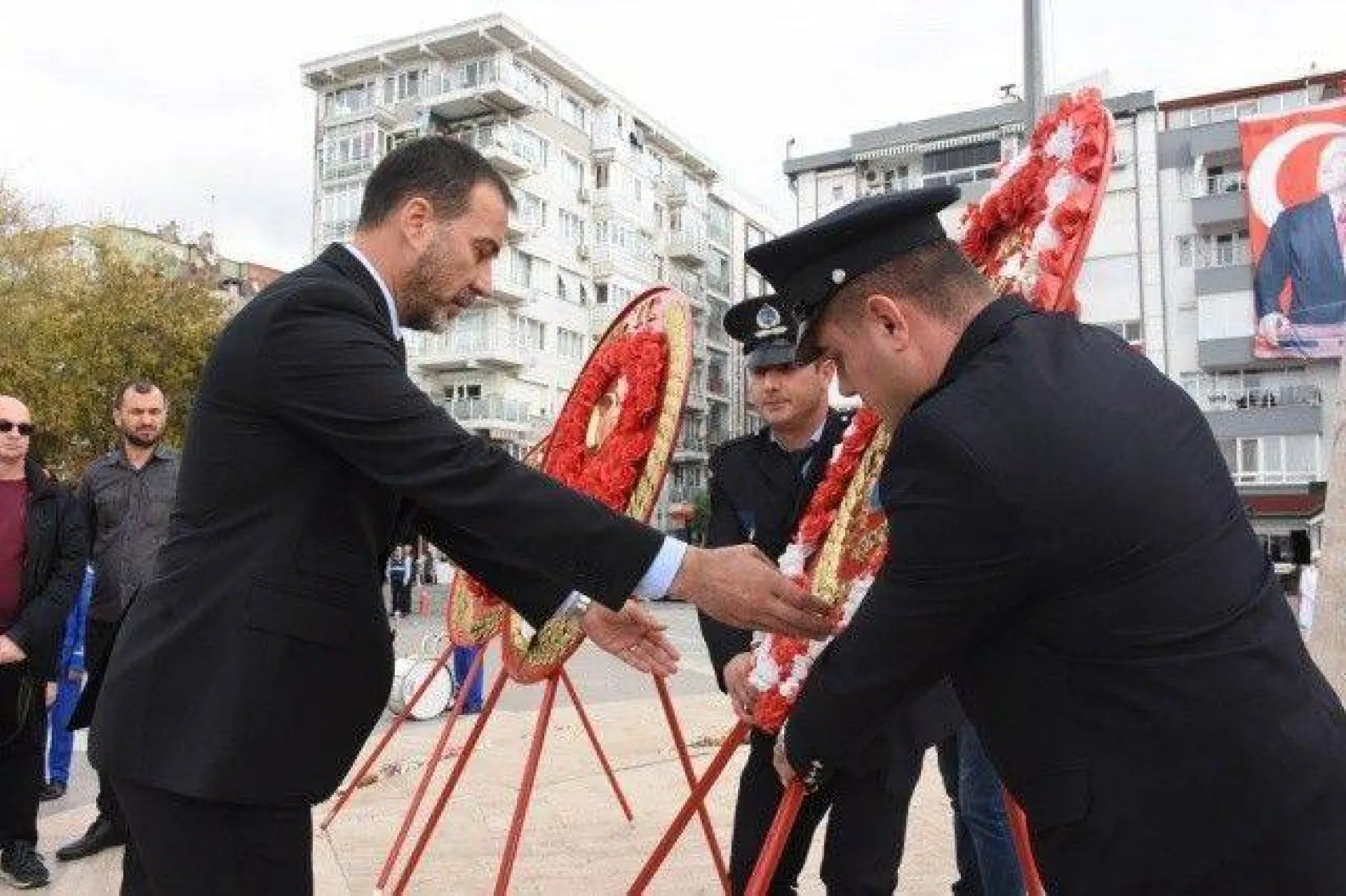 29 Ekim Coşkusu Çelenk Sunma Töreni ile Başladı