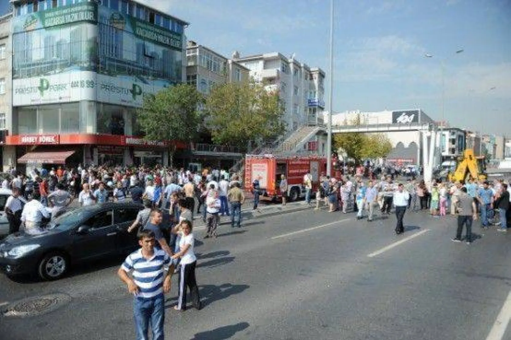 Avcılar'da üstgeçit çöktü