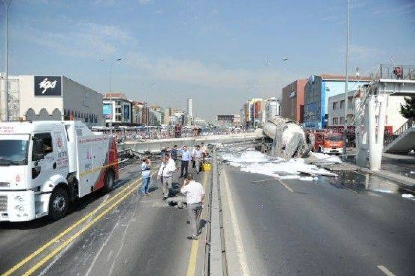 Avcılar'da üstgeçit çöktü