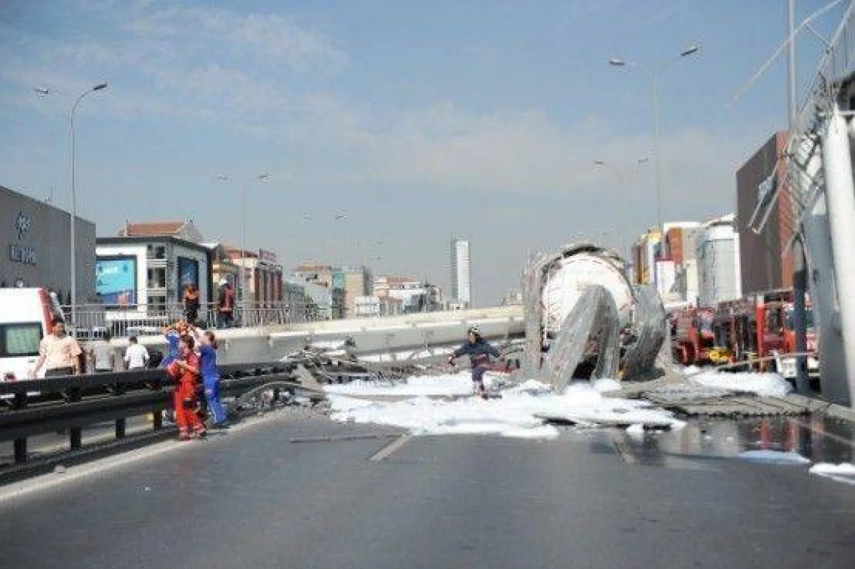 Avcılar'da üstgeçit çöktü