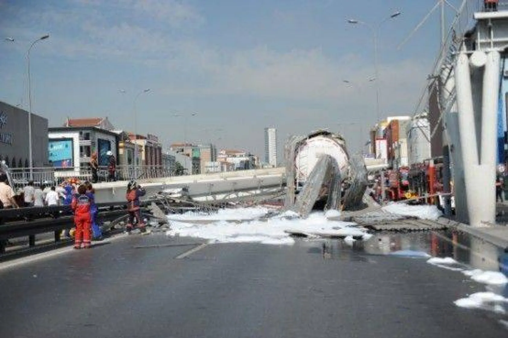 Avcılar'da üstgeçit çöktü