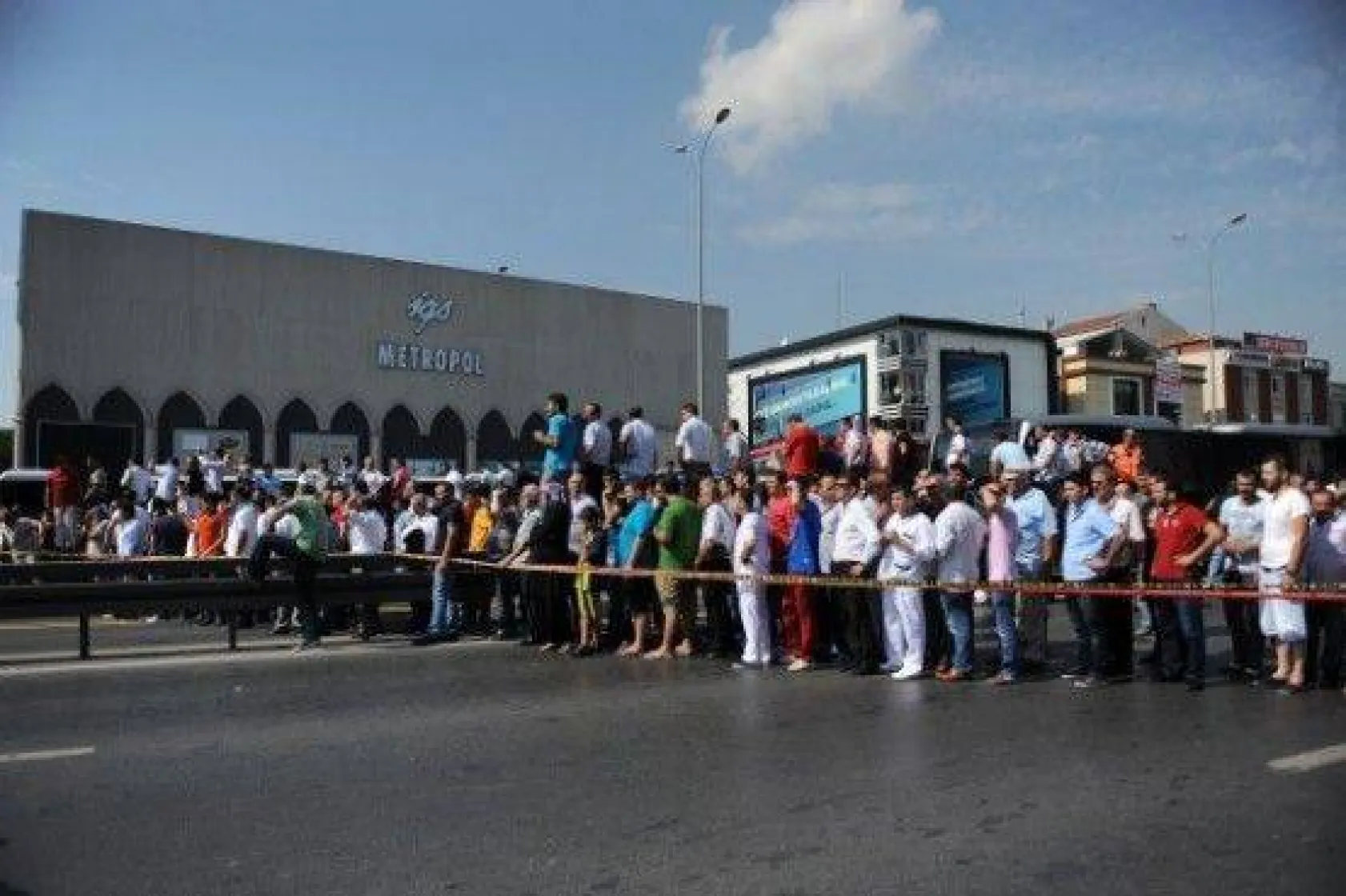 Avcılar'da üstgeçit çöktü