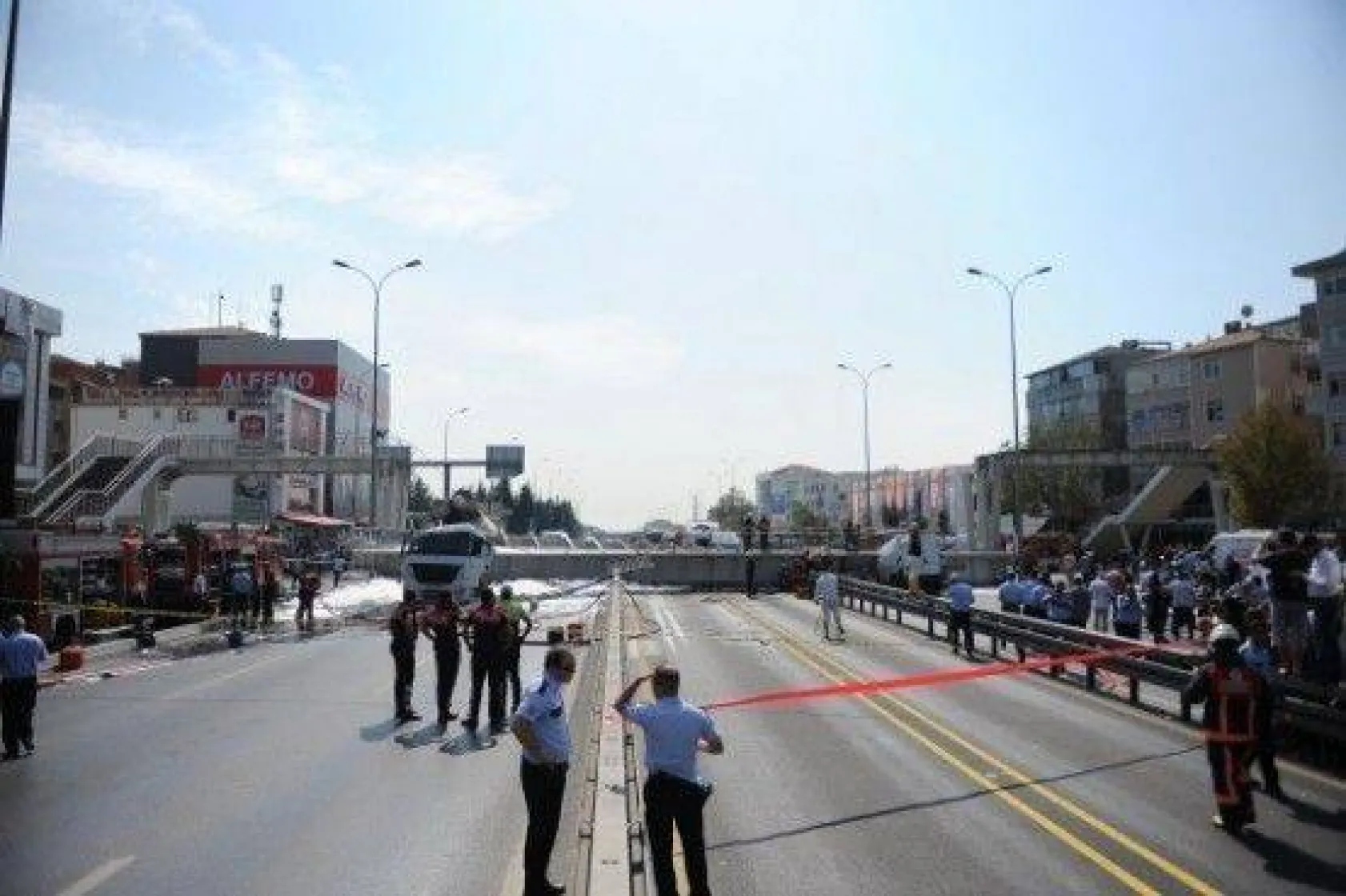 Avcılar'da üstgeçit çöktü