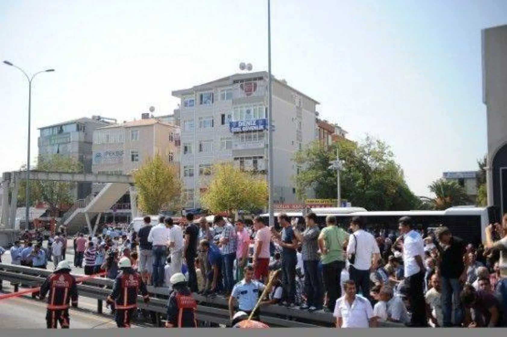 Avcılar'da üstgeçit çöktü