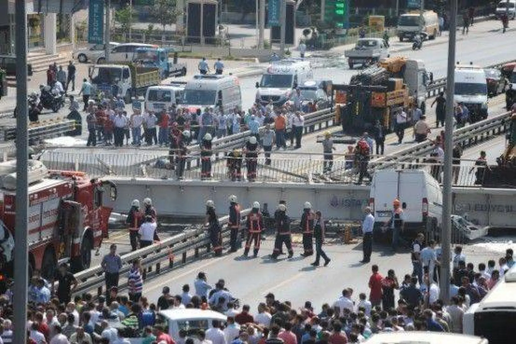 Avcılar'da üstgeçit çöktü