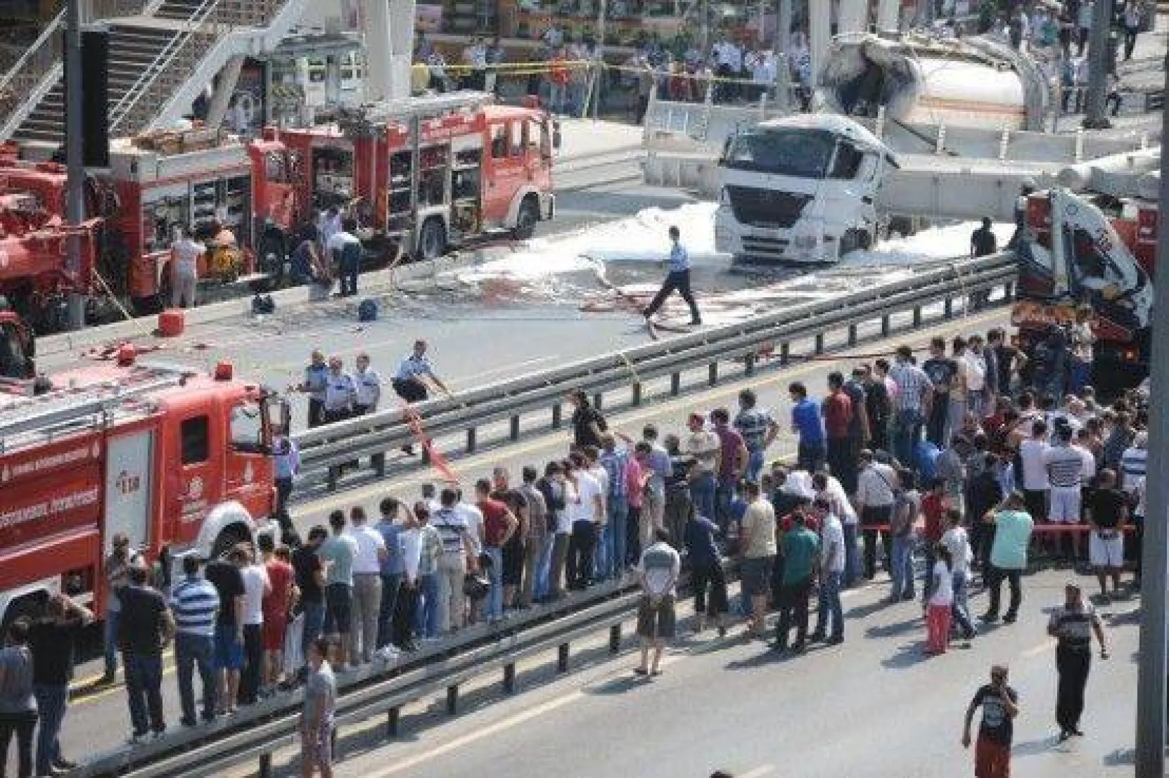 Avcılar'da üstgeçit çöktü