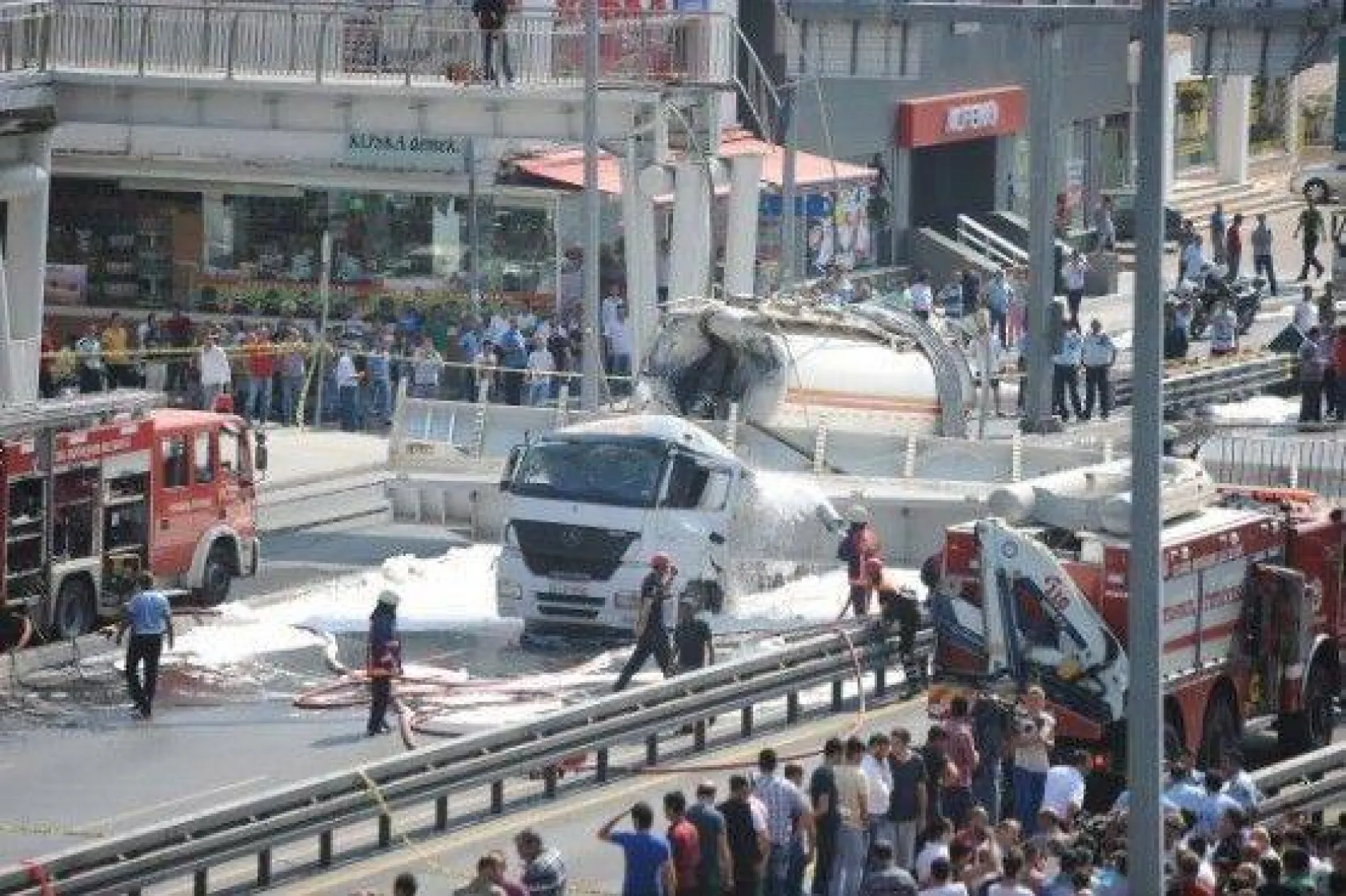 Avcılar'da üstgeçit çöktü