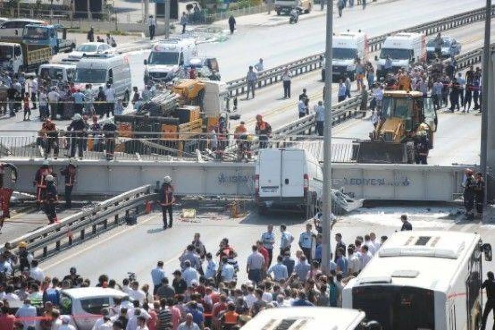 Avcılar'da üstgeçit çöktü