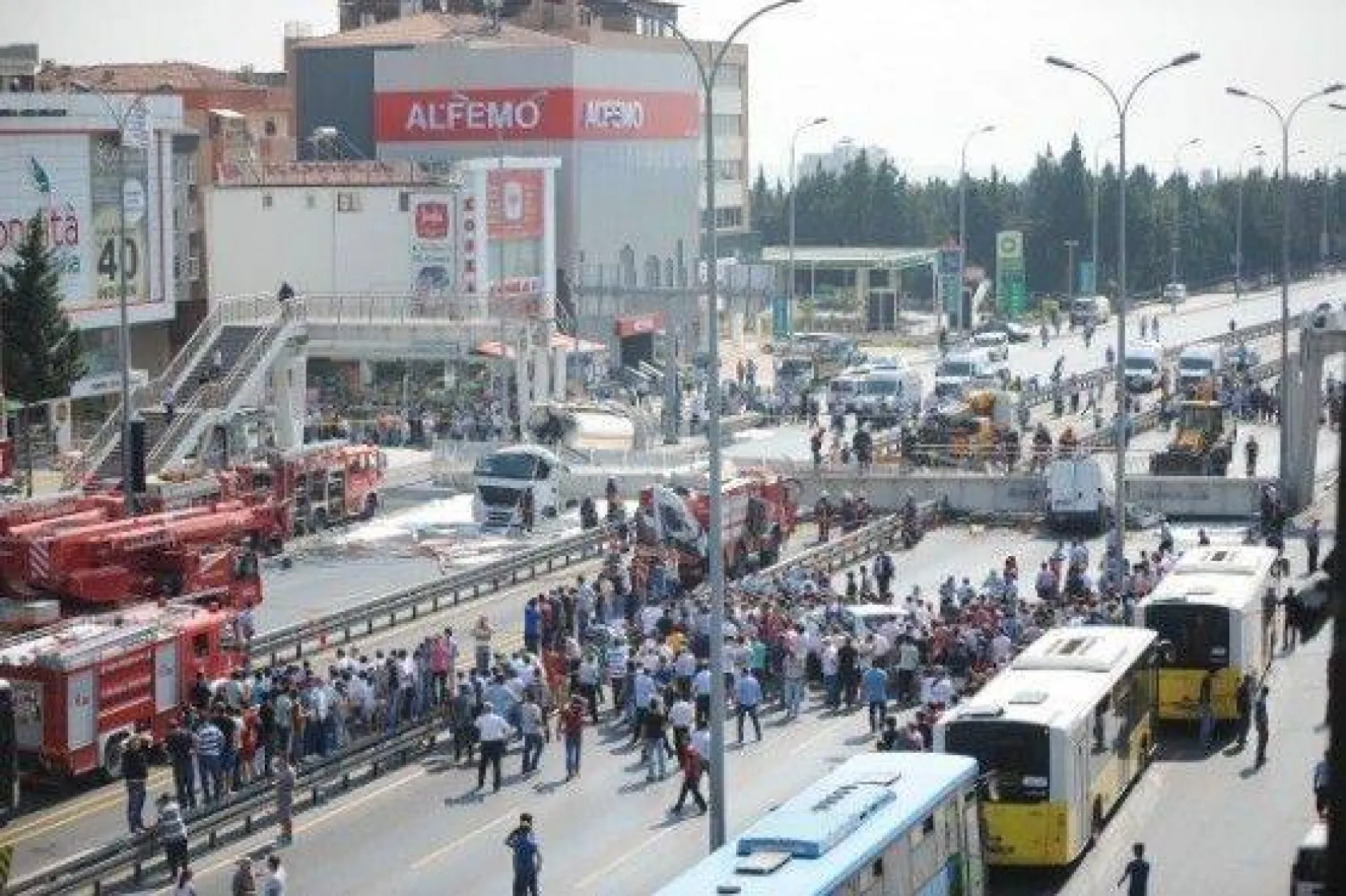 Avcılar'da üstgeçit çöktü