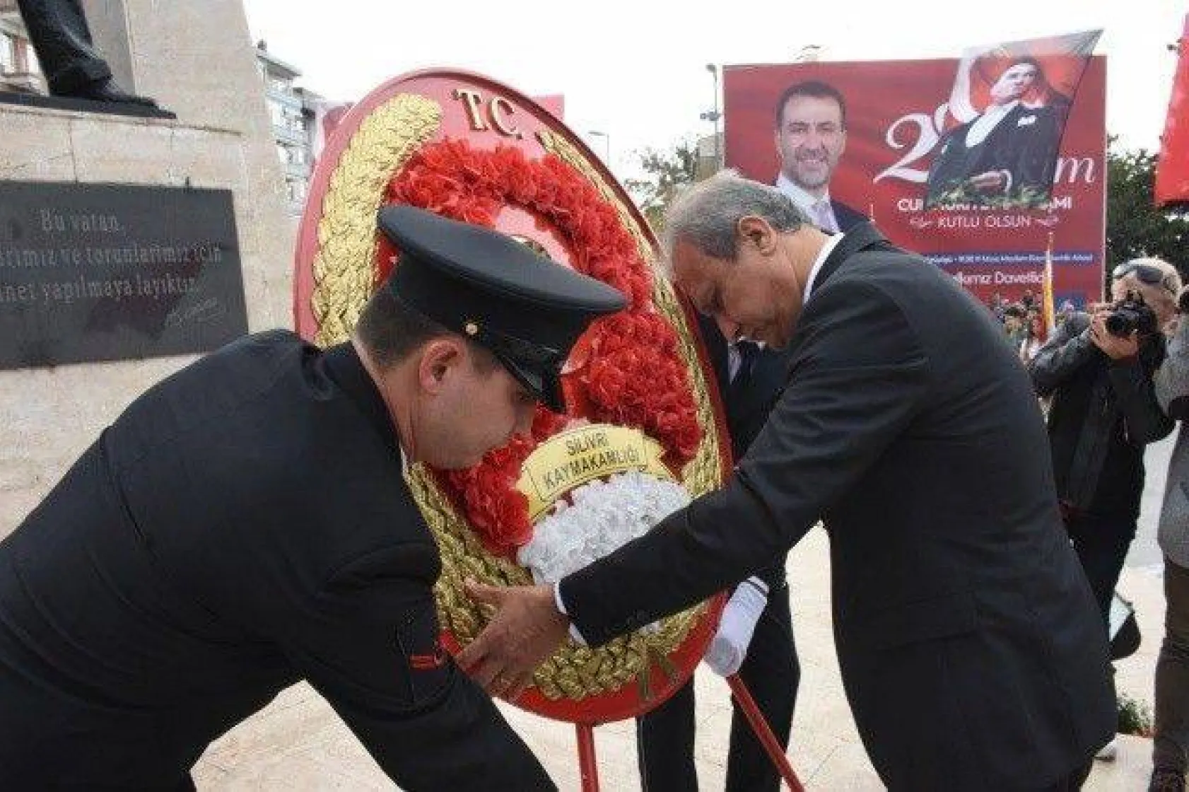29 Ekim Coşkusu Çelenk Sunma Töreni ile Başladı