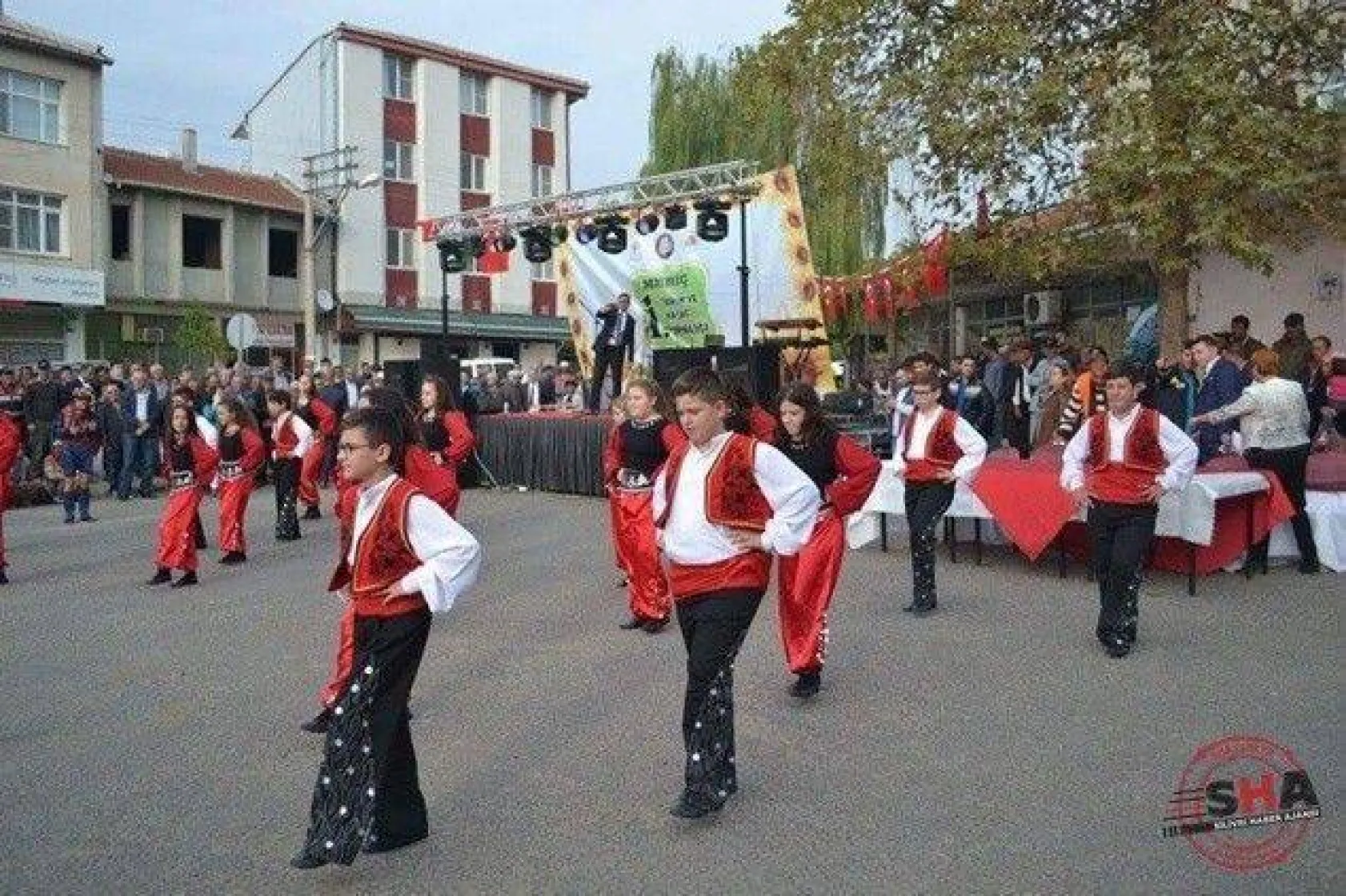 Bigados Halk Oyunları Topluluğu Meriç'i fethetti