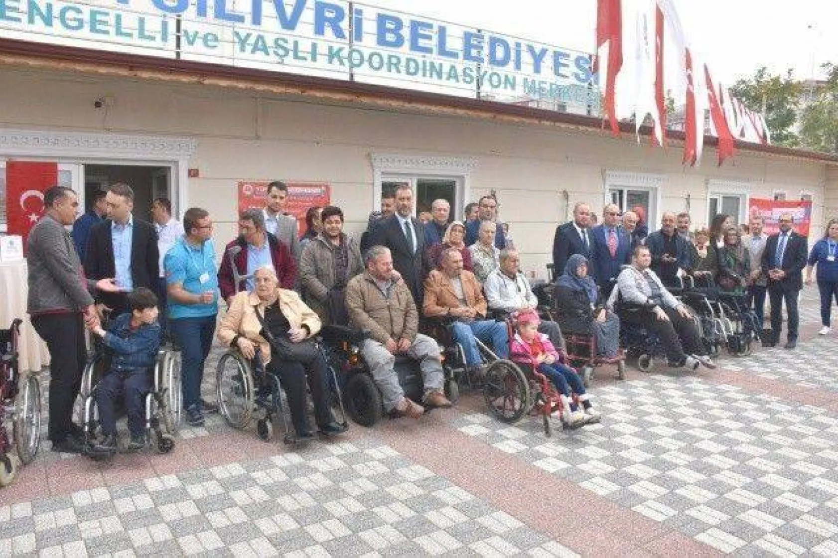 Engelli Bireylere Akülü ve Tekerlekli Sandalye Desteği